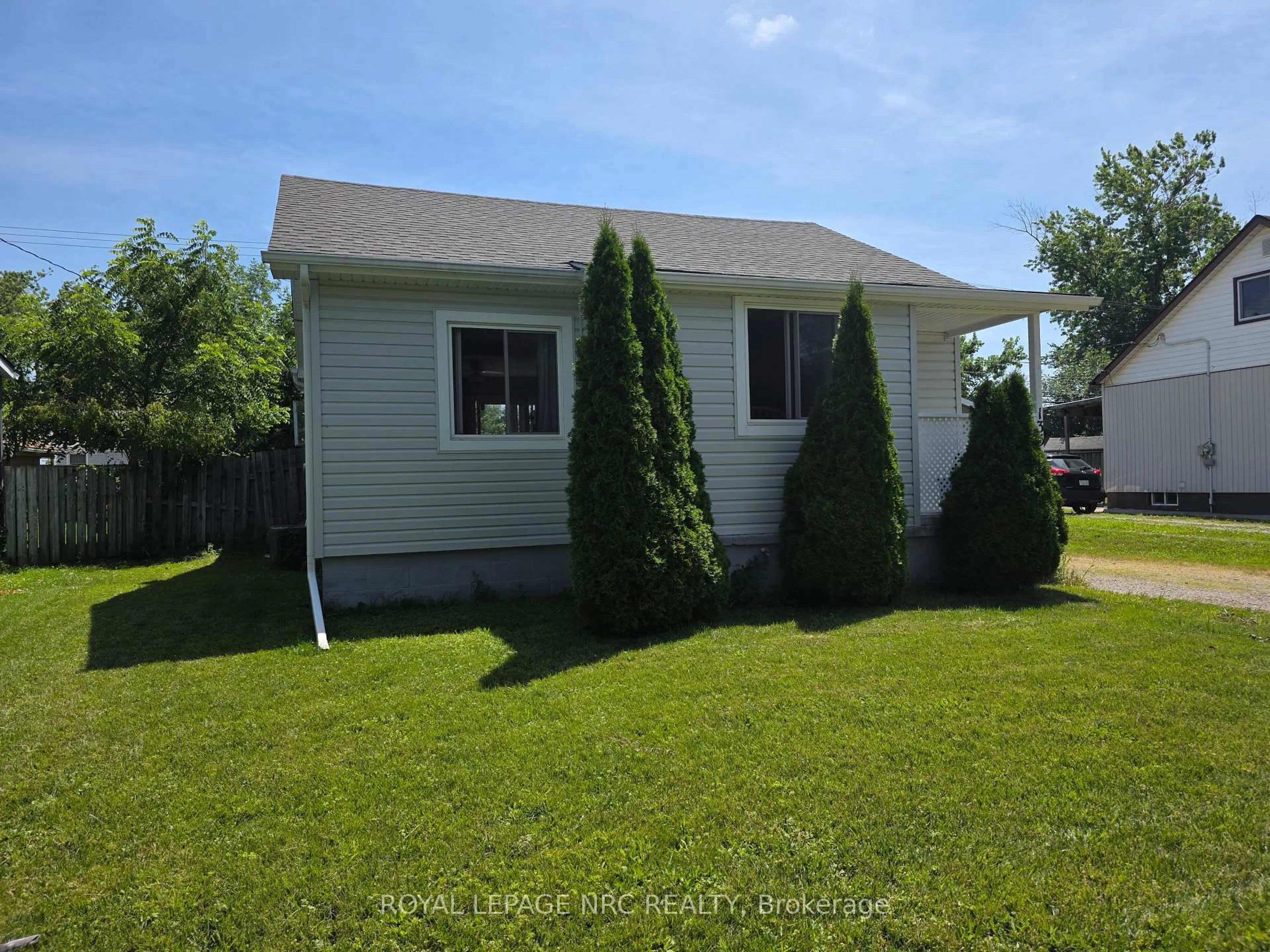 Home with vinyl exterior material, street for 135 McArthur Ave, Welland Ontario L3B 2J8