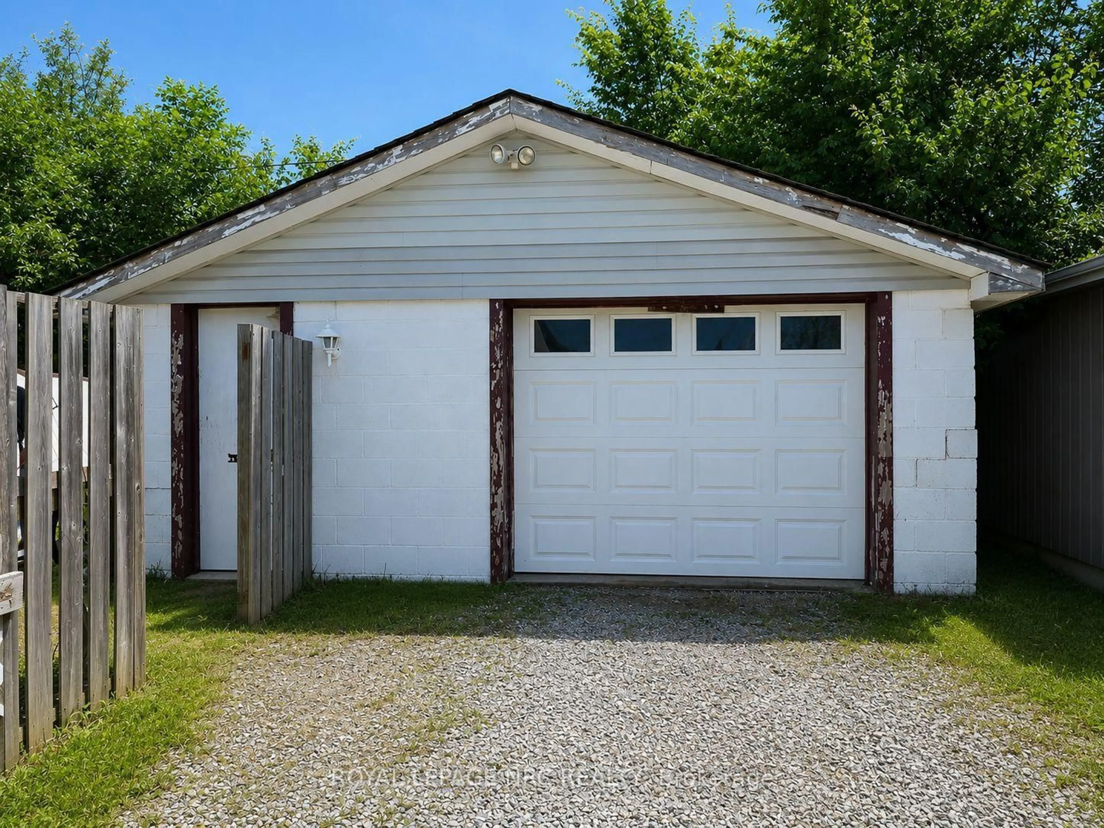 Indoor garage for 135 McArthur Ave, Welland Ontario L3B 2J8