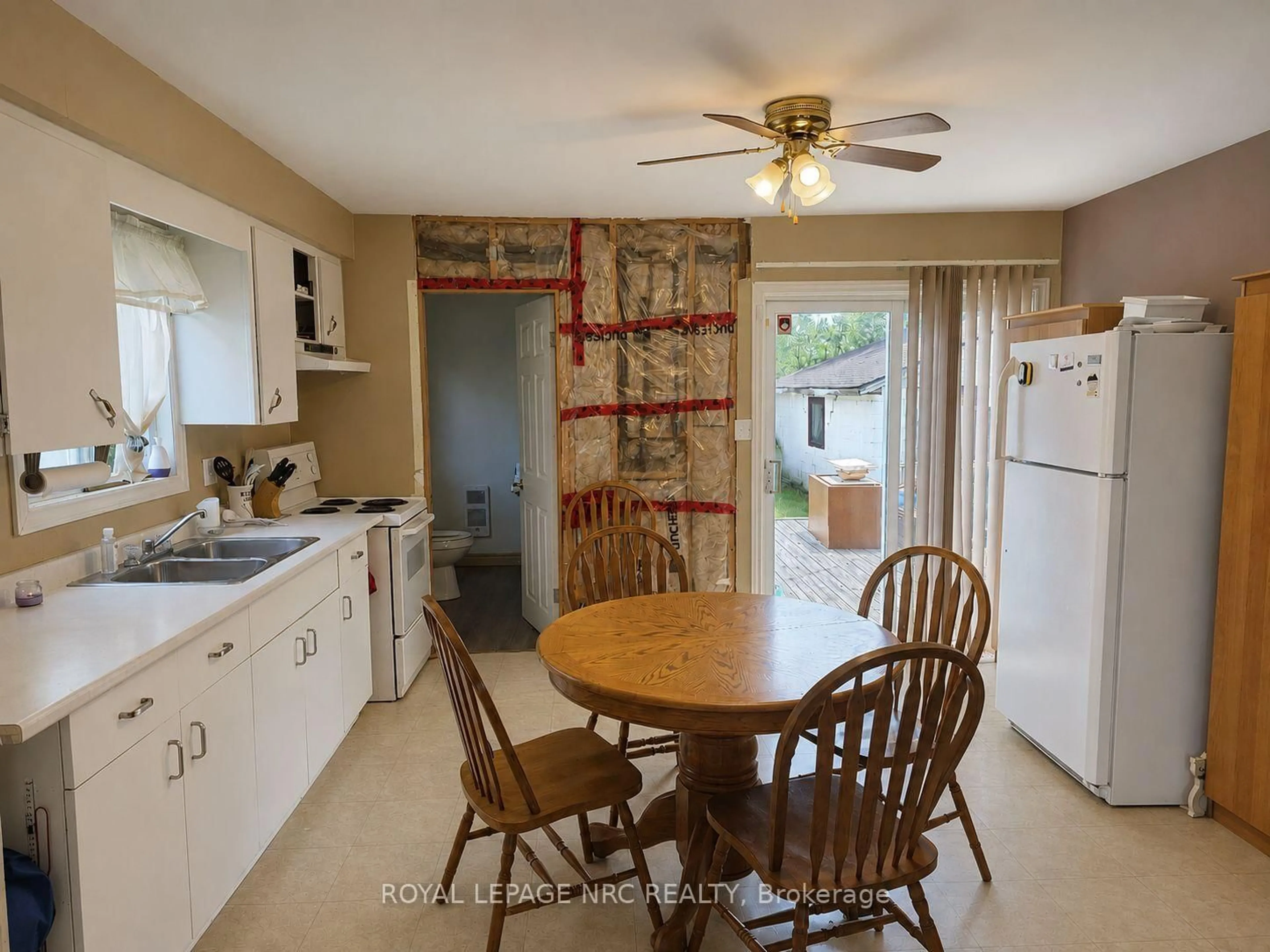Standard kitchen, unknown for 135 McArthur Ave, Welland Ontario L3B 2J8