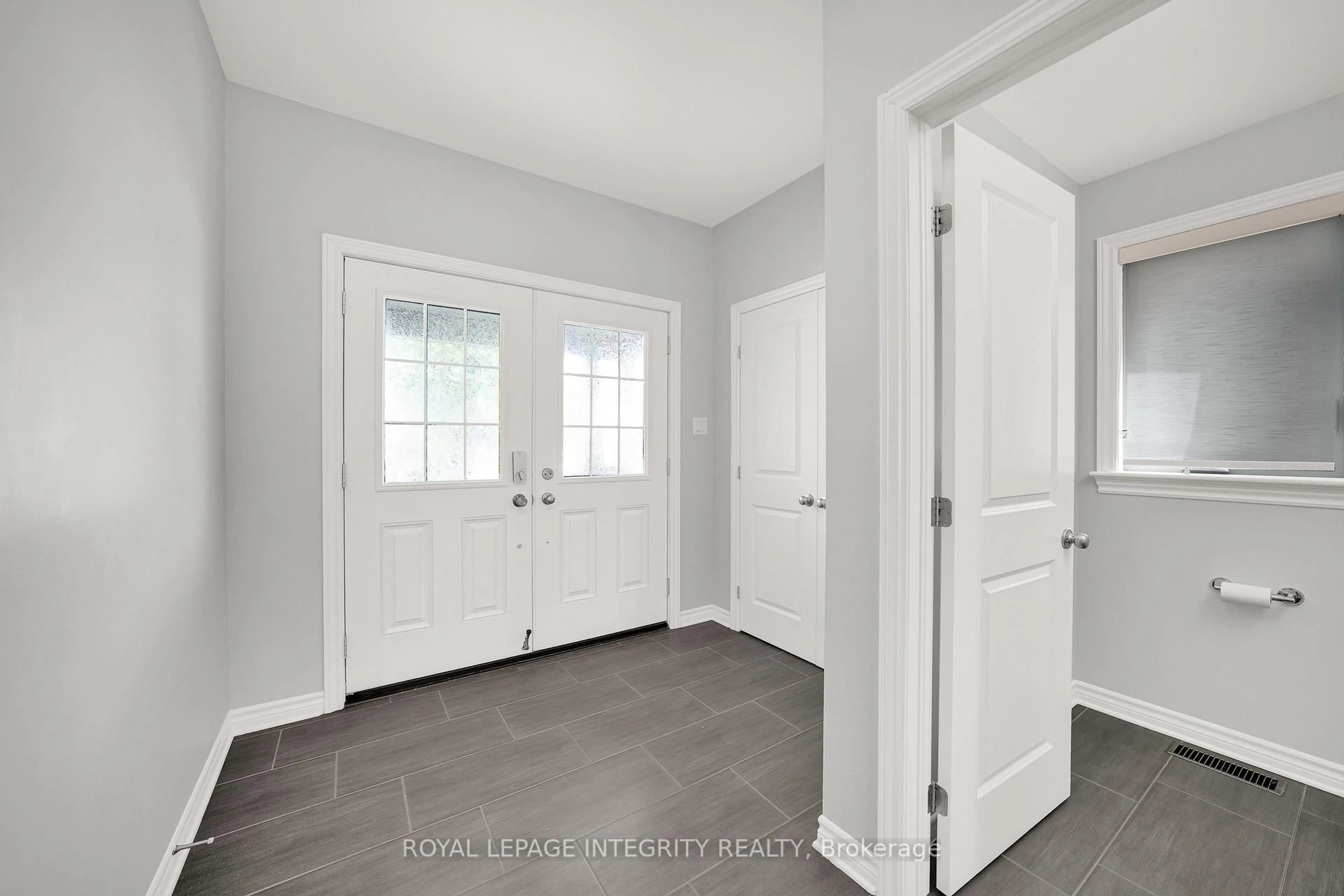 Indoor entryway for 573 Egret Way, Ottawa Ontario K2J 0E3
