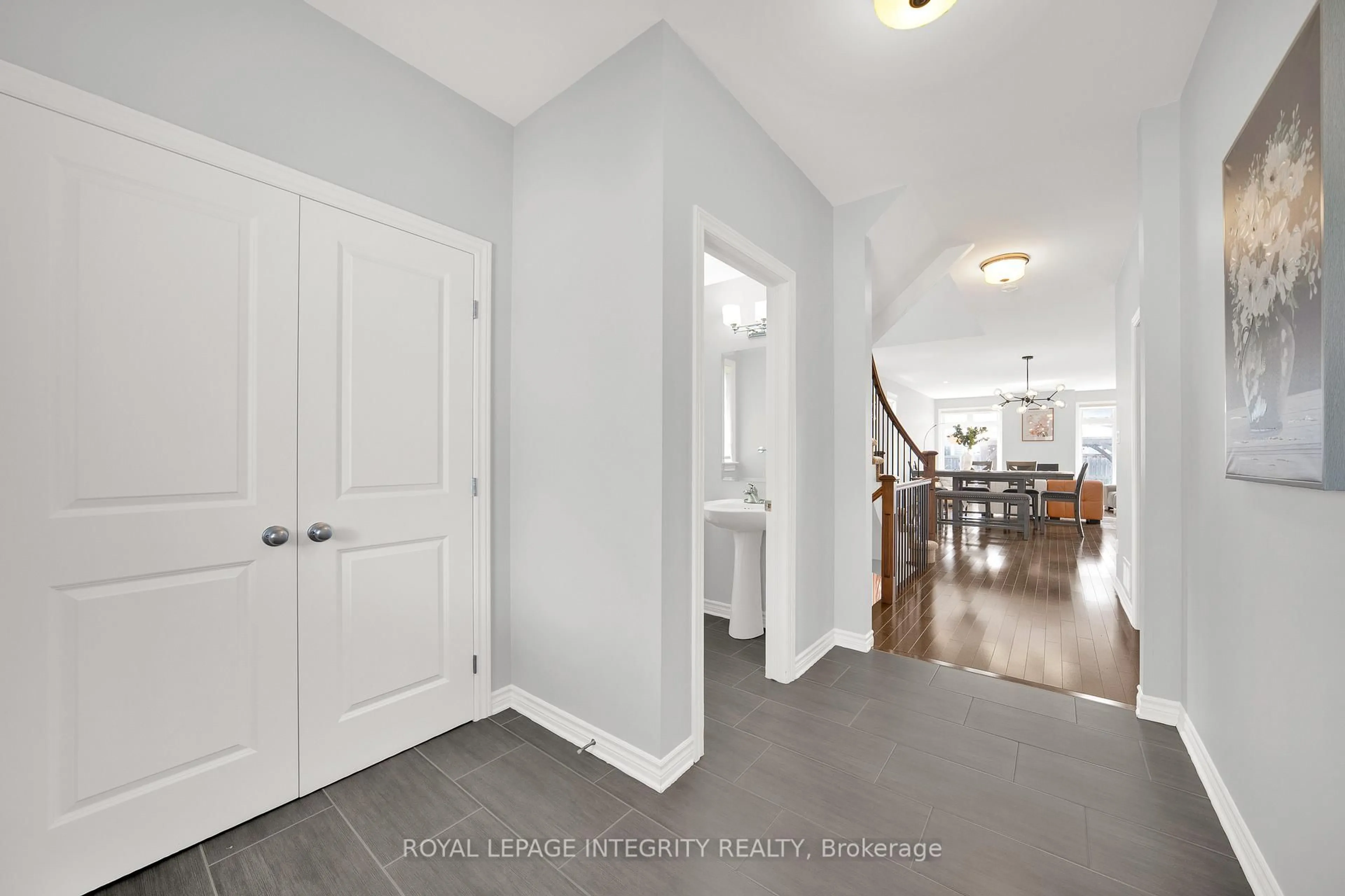 Indoor entryway for 573 Egret Way, Ottawa Ontario K2J 0E3