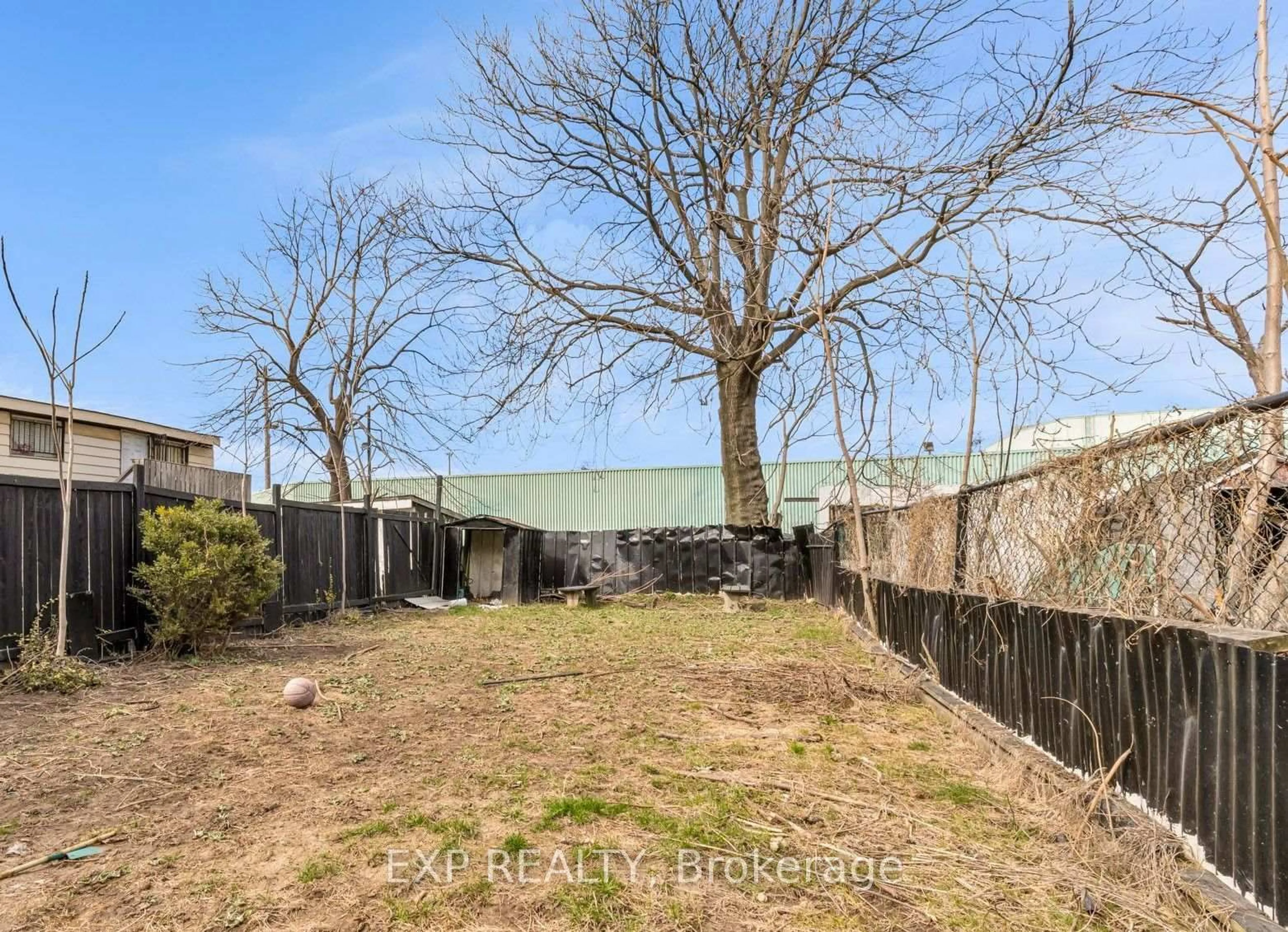 A pic from outside/outdoor area/front of a property/back of a property/a pic from drone, unknown for 29 Gertrude St, Hamilton Ontario L8L 4B7