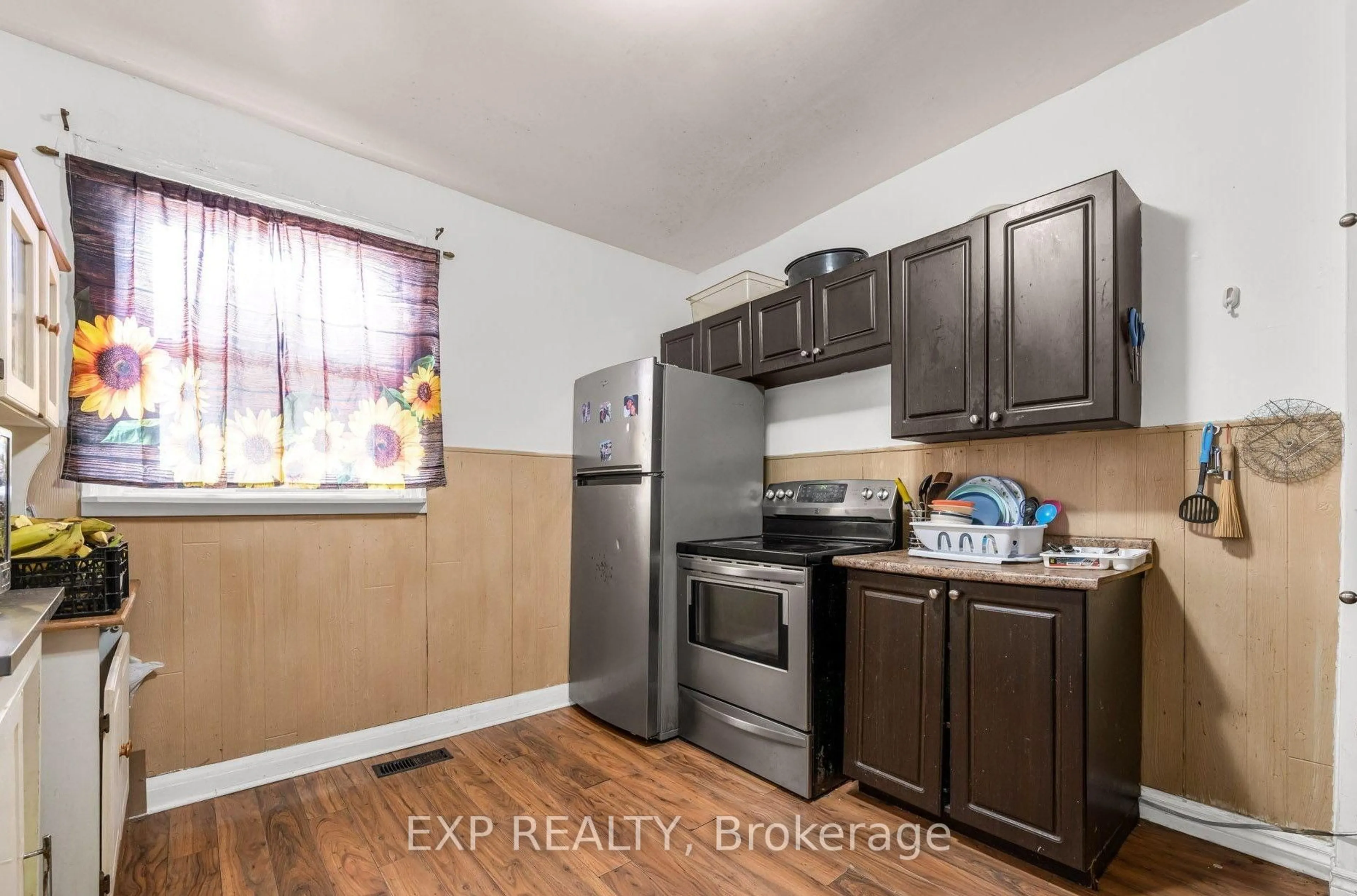 Standard kitchen, unknown for 29 Gertrude St, Hamilton Ontario L8L 4B7