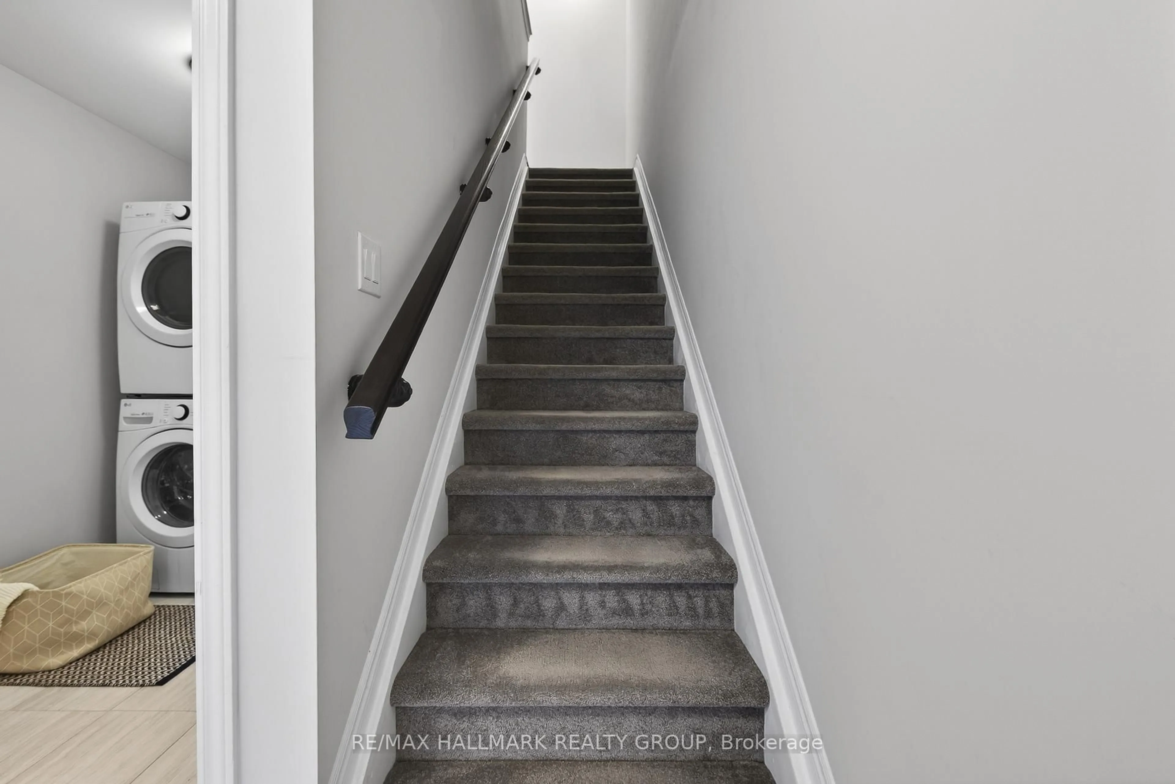 Stairs for 805 Kiniw Private, Ottawa Ontario K1K 4Z4