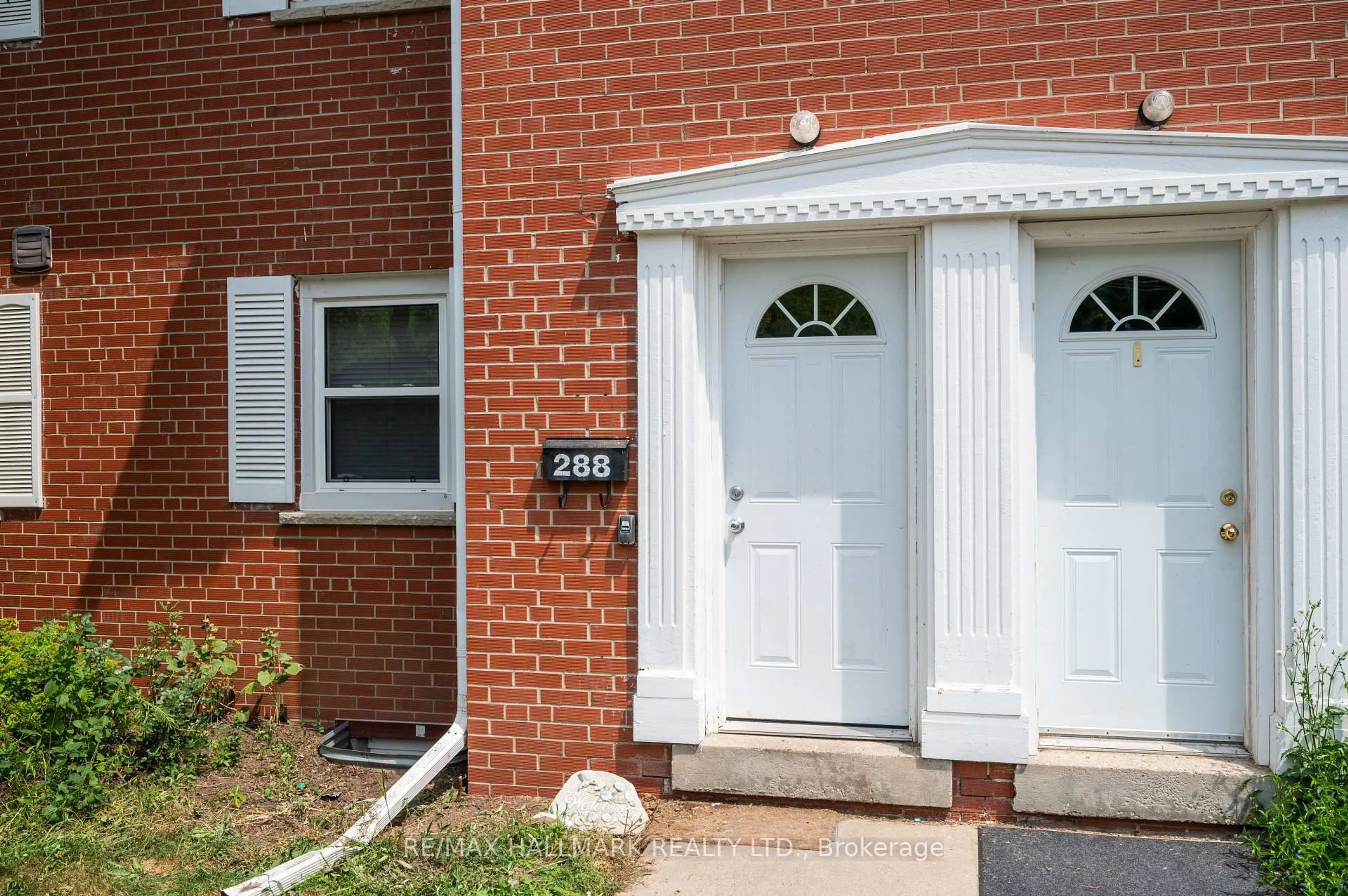 Home with brick exterior material, street for 288 Westcourt Pl #25, Waterloo Ontario N2L 2R7