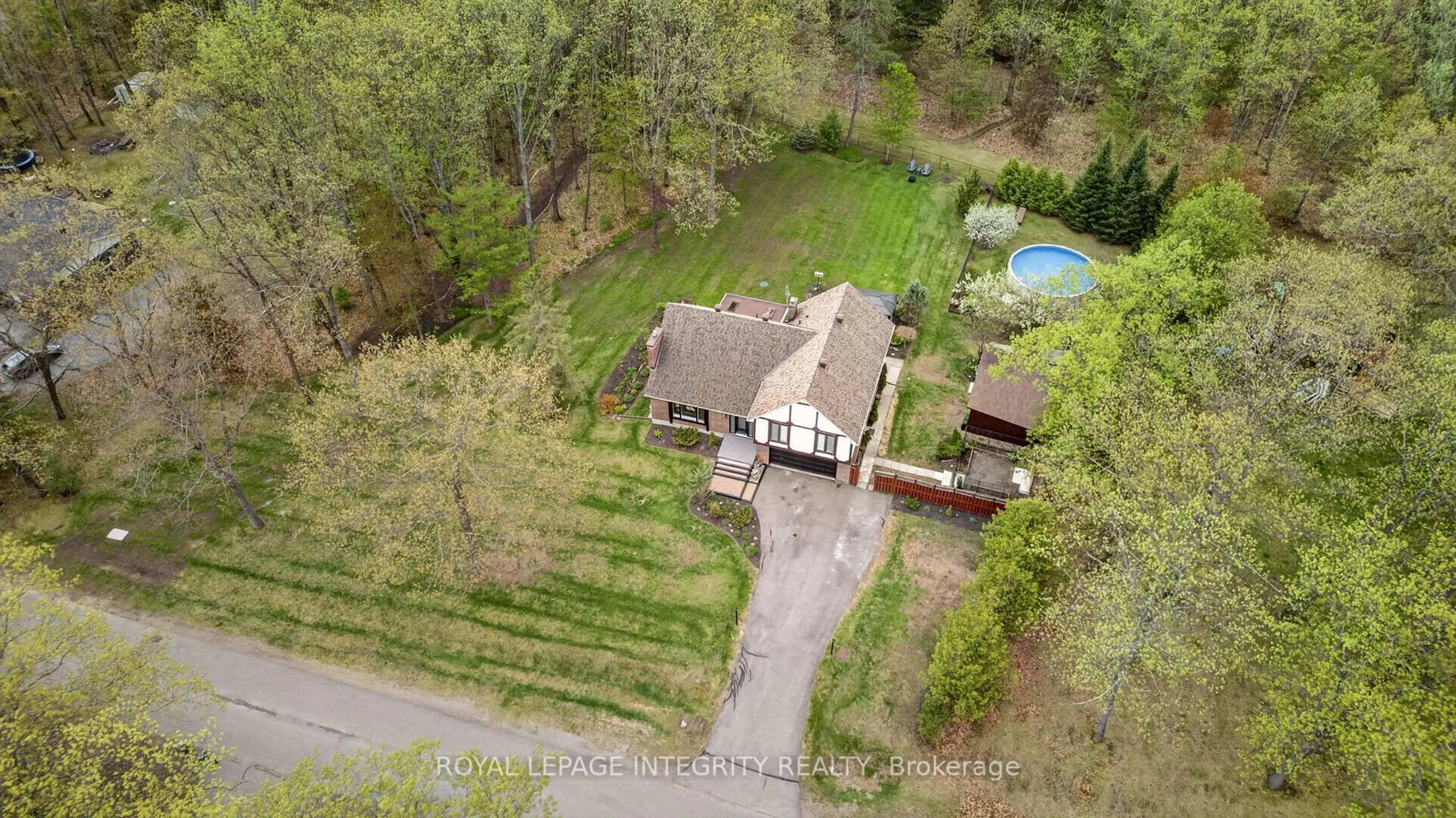 A pic from outside/outdoor area/front of a property/back of a property/a pic from drone, street for 285 Fireside Dr, Ottawa Ontario K0A 3M0
