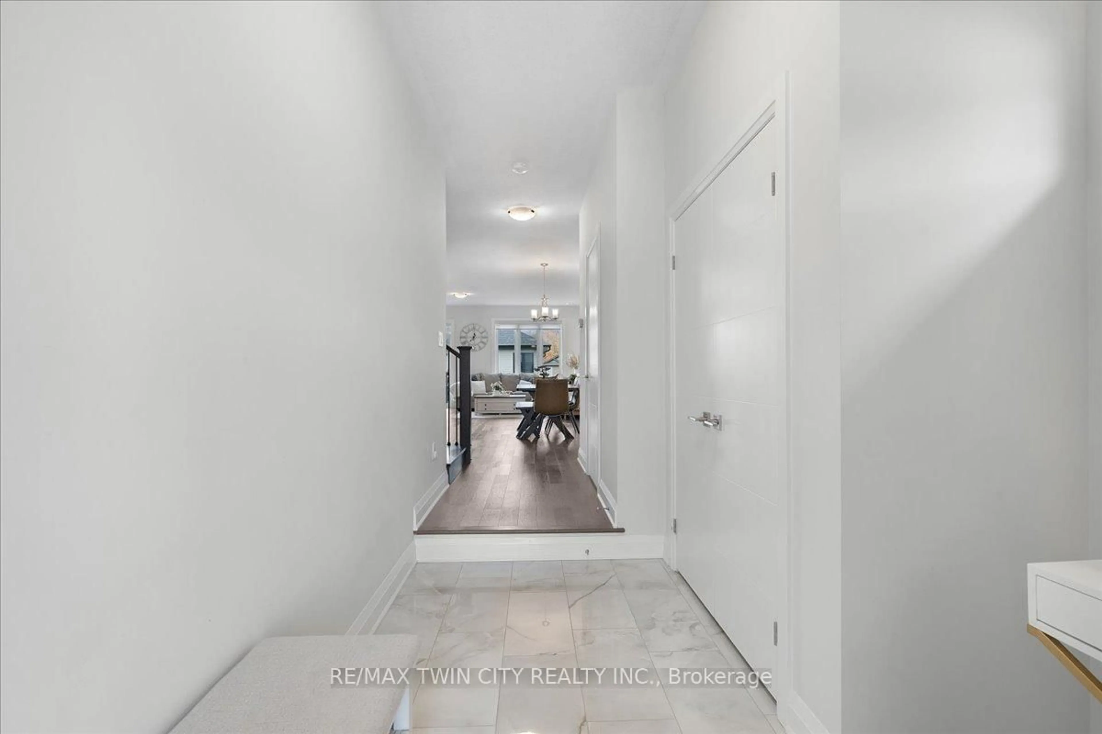 Indoor foyer for 657 Benninger Dr, Kitchener Ontario N2E 0J2