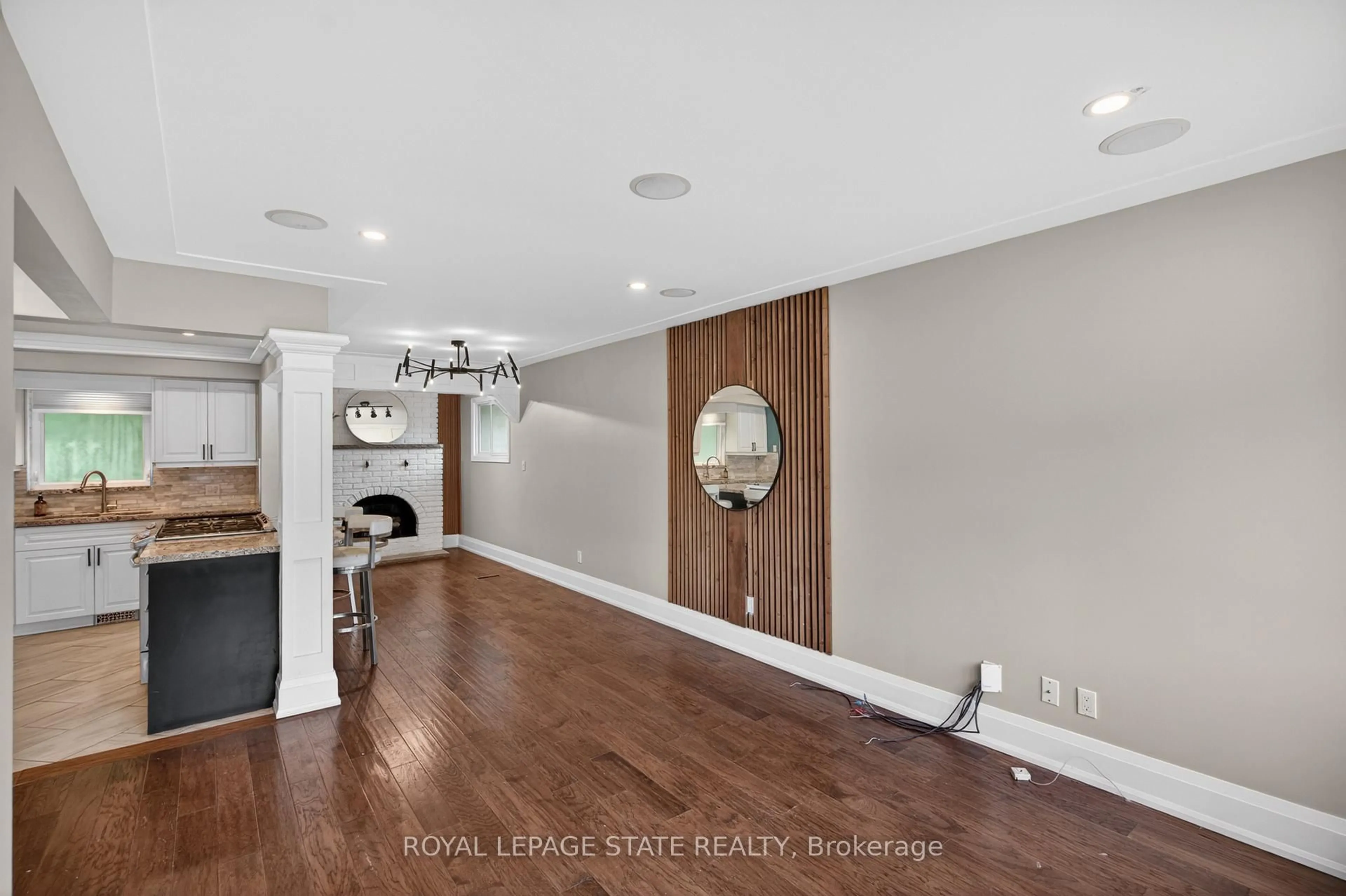 Indoor entryway for 33 Kenwood Cres, Hamilton Ontario L8T 1W3