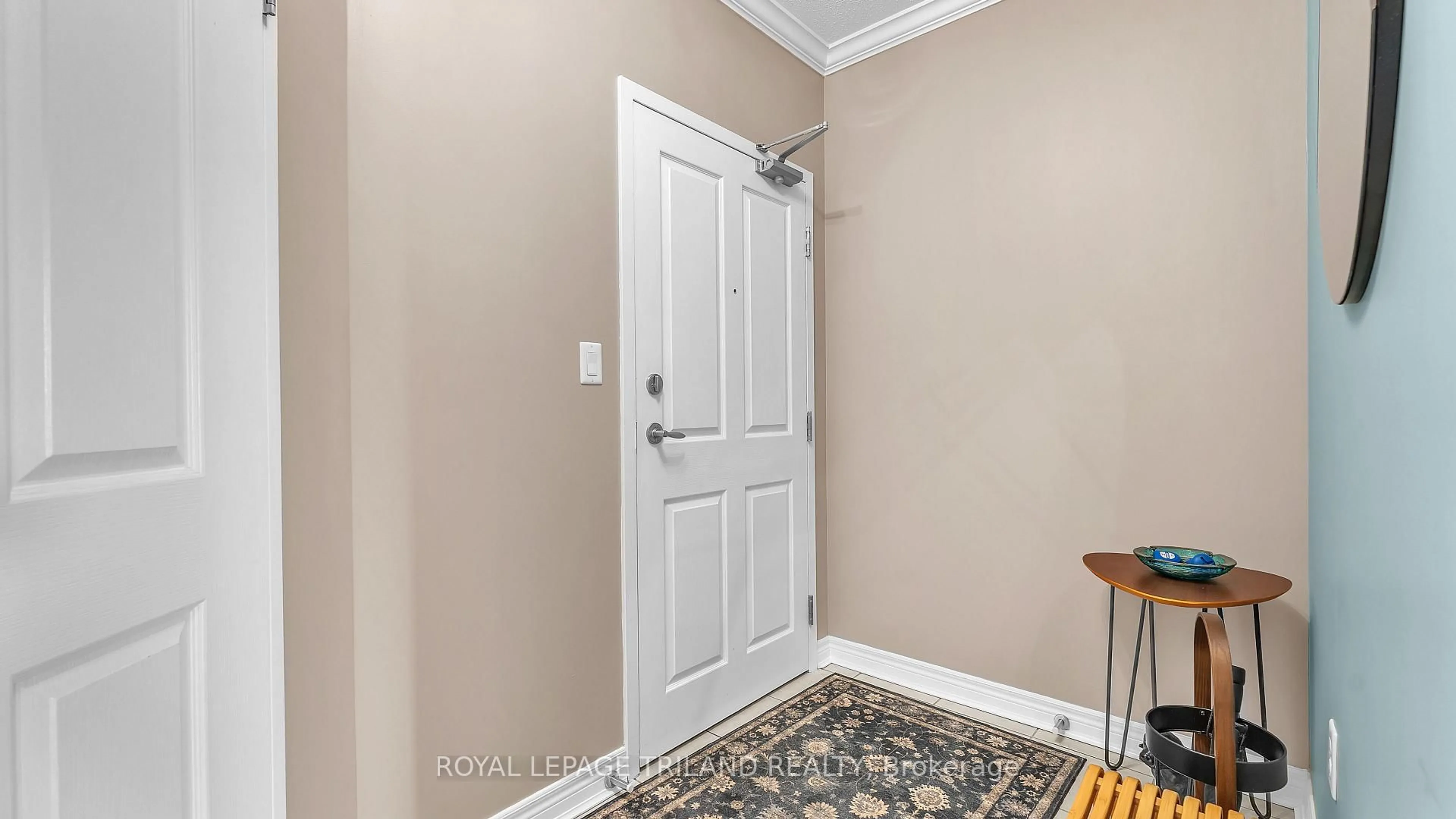 Indoor entryway for 353 Commissioners Rd #312, London South Ontario N6J 0A3
