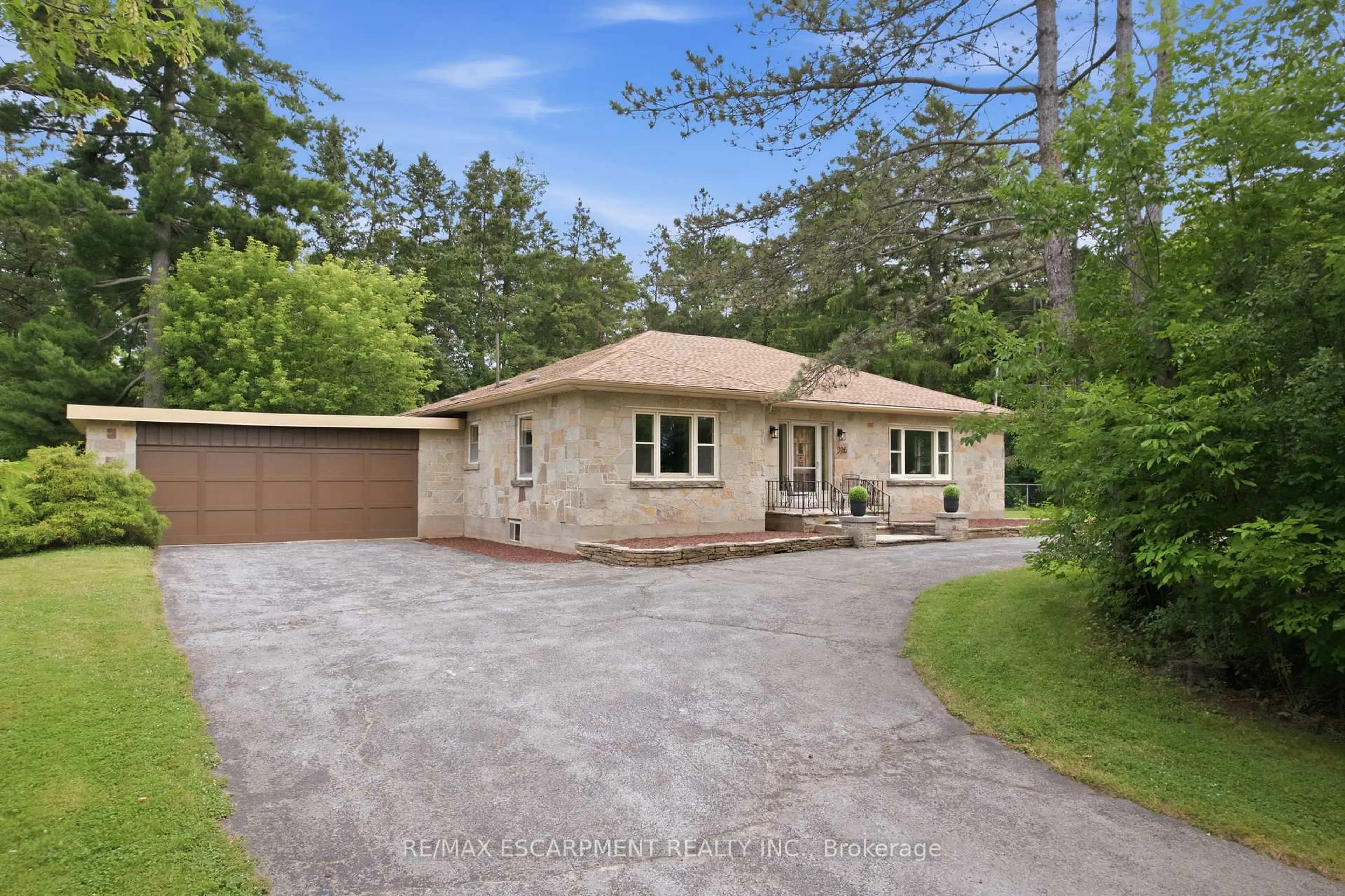 A pic from outside/outdoor area/front of a property/back of a property/a pic from drone, street for 326 Old Brock Rd, Hamilton Ontario L9H 5H6