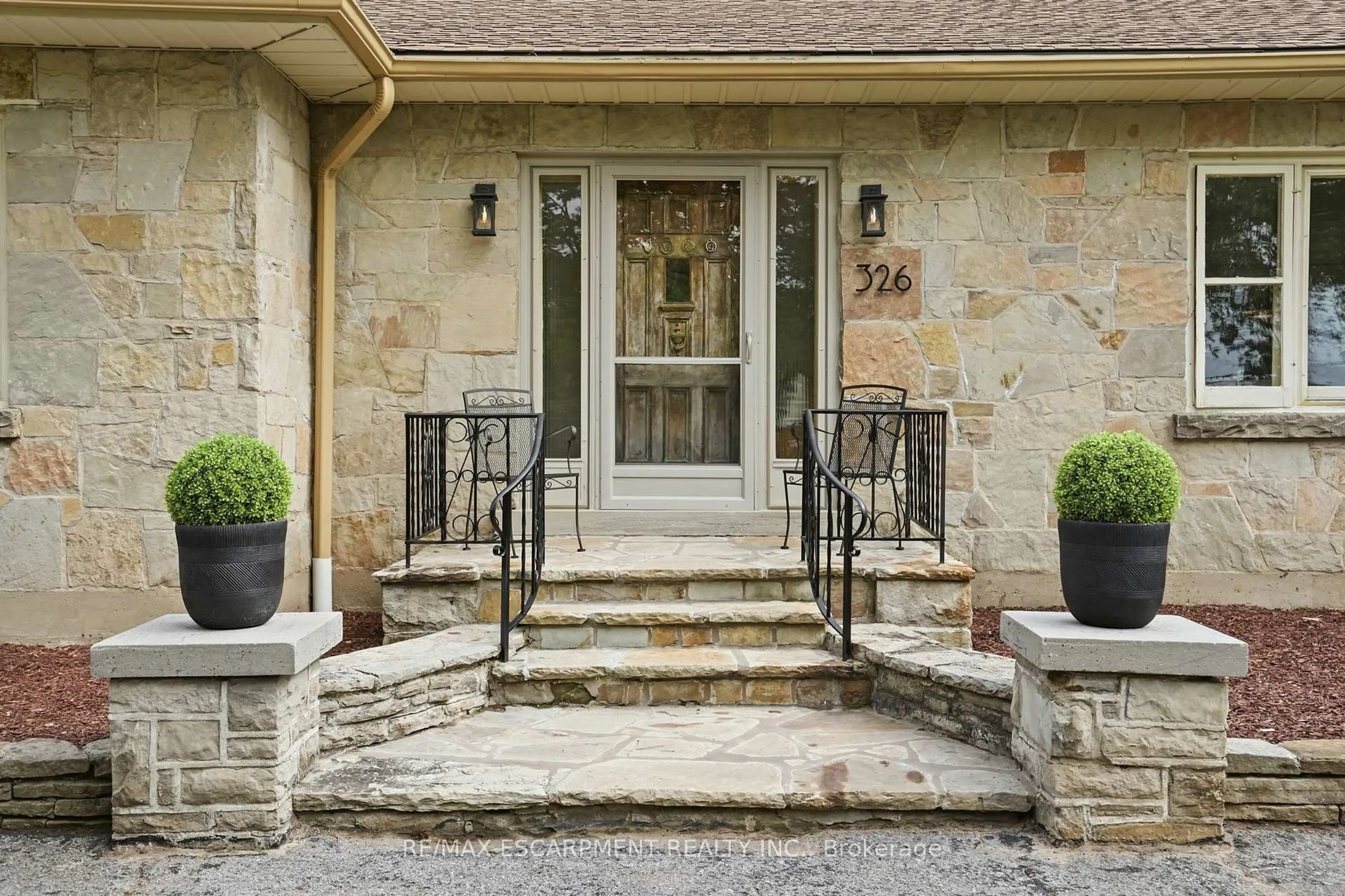 Indoor entryway for 326 Old Brock Rd, Hamilton Ontario L9H 5H6