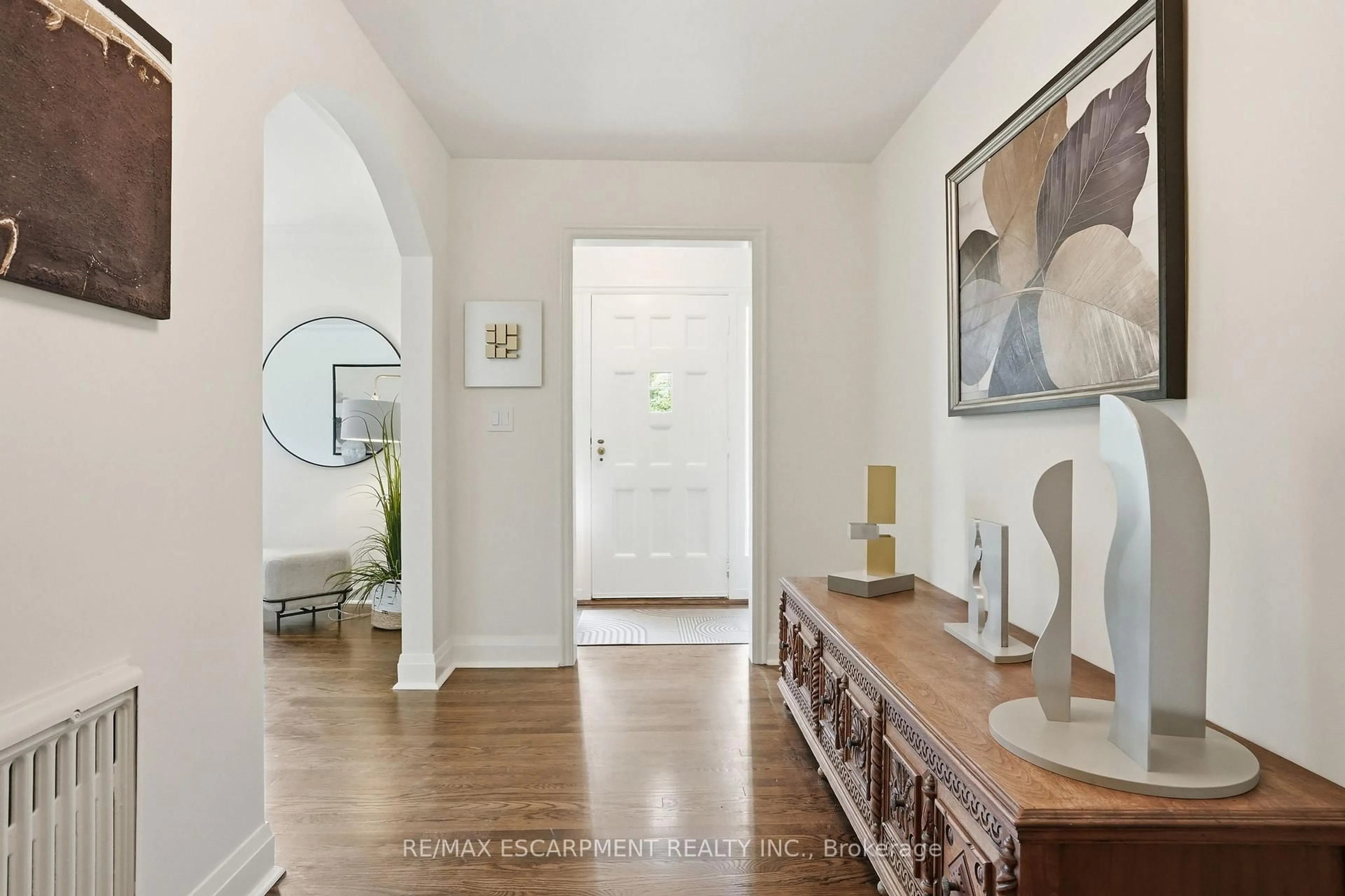 Indoor entryway for 326 Old Brock Rd, Hamilton Ontario L9H 5H6