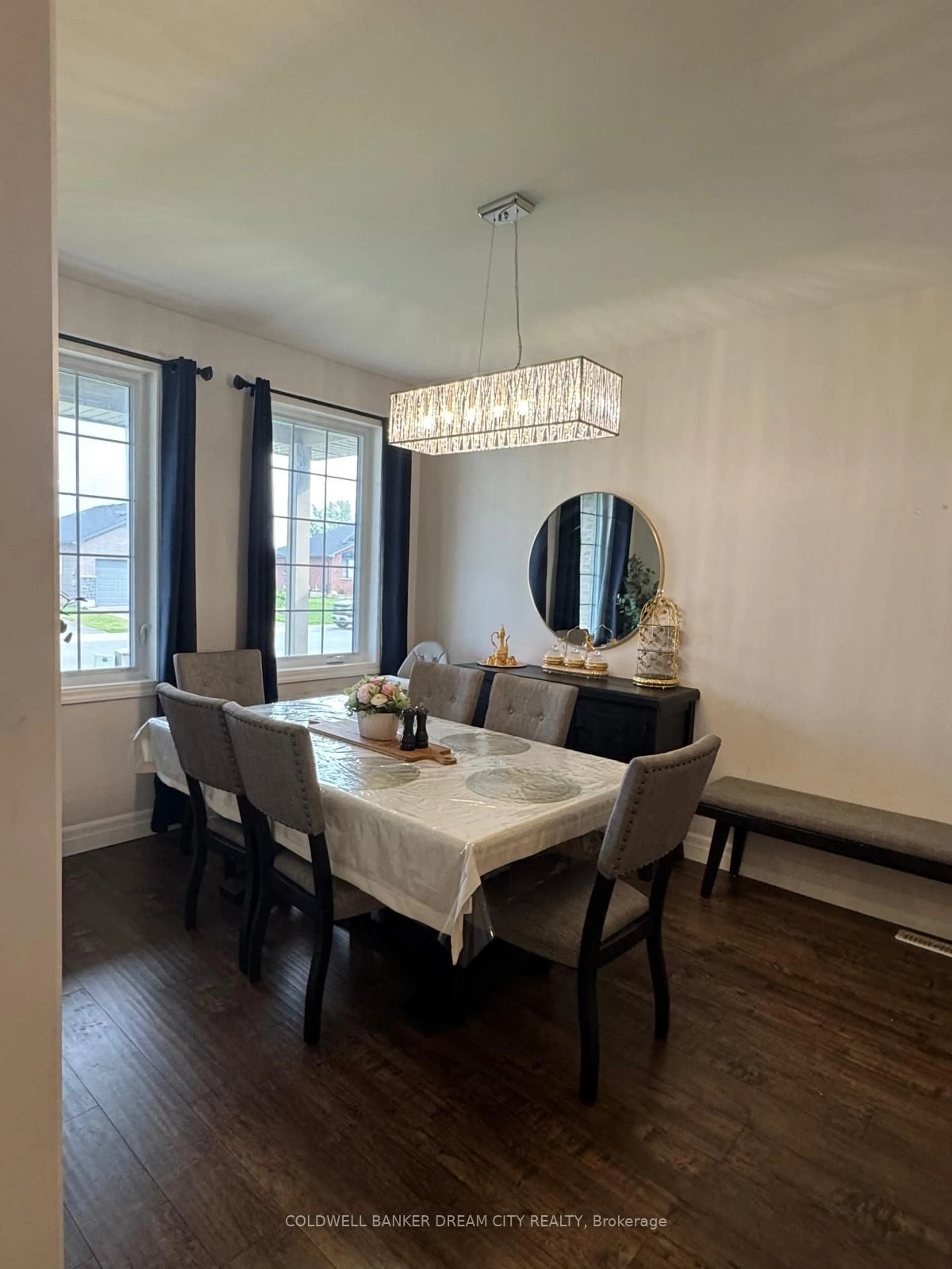 Dining room, wood/laminate floor for 93 Northumberland Blvd, Quinte West Ontario K8V 0K9