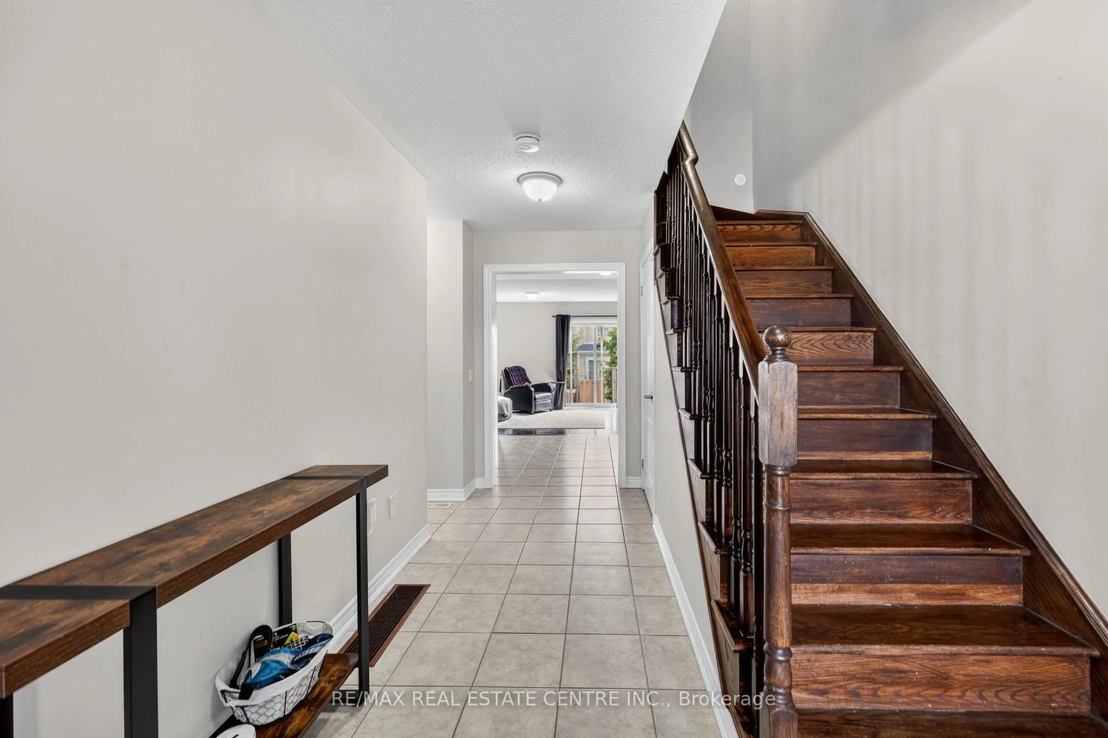 Indoor entryway for 941 Cook Cres, Shelburne Ontario L9V 3V2