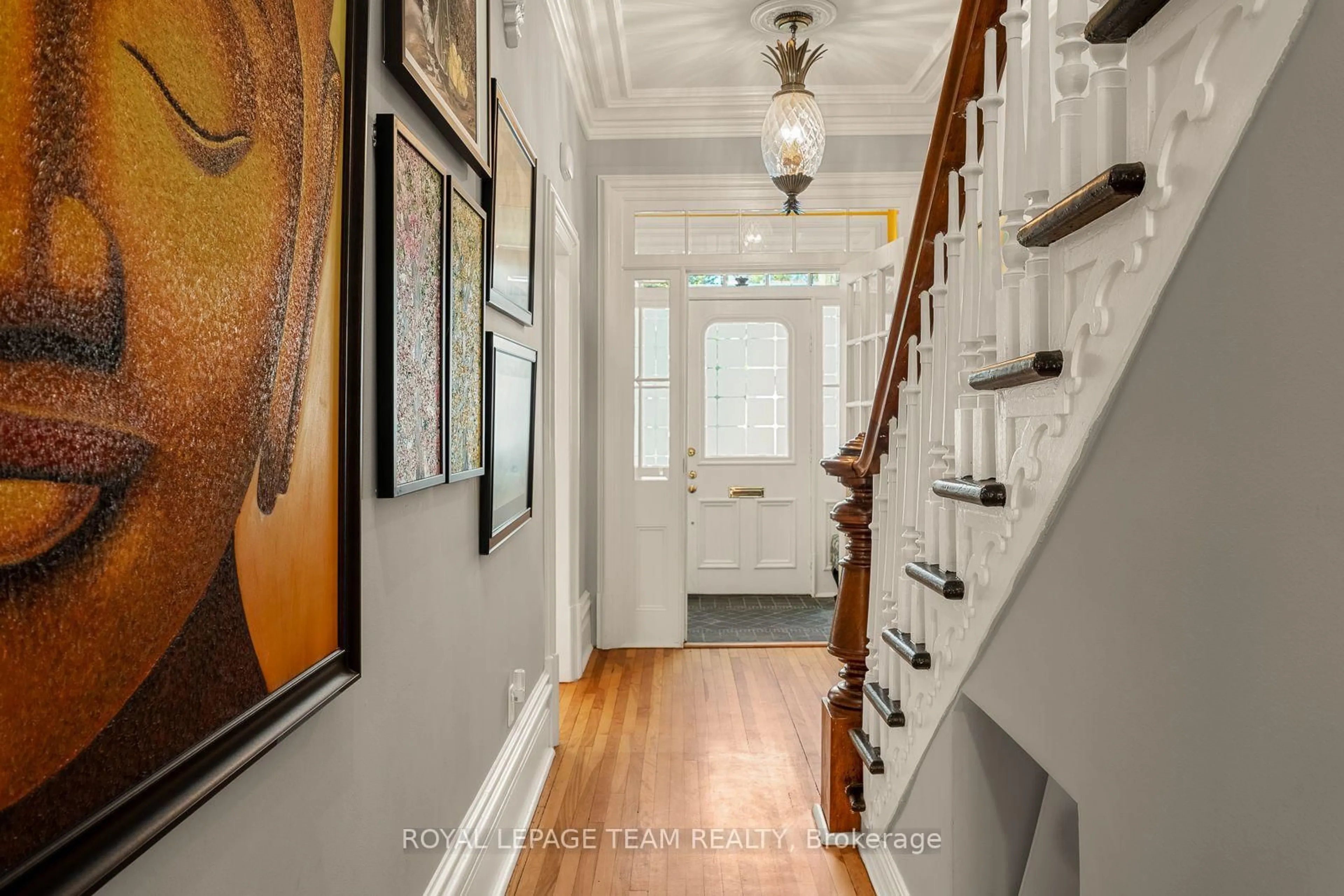 Indoor entryway for 150 Guigues Ave, Ottawa Ontario K1N 5H9