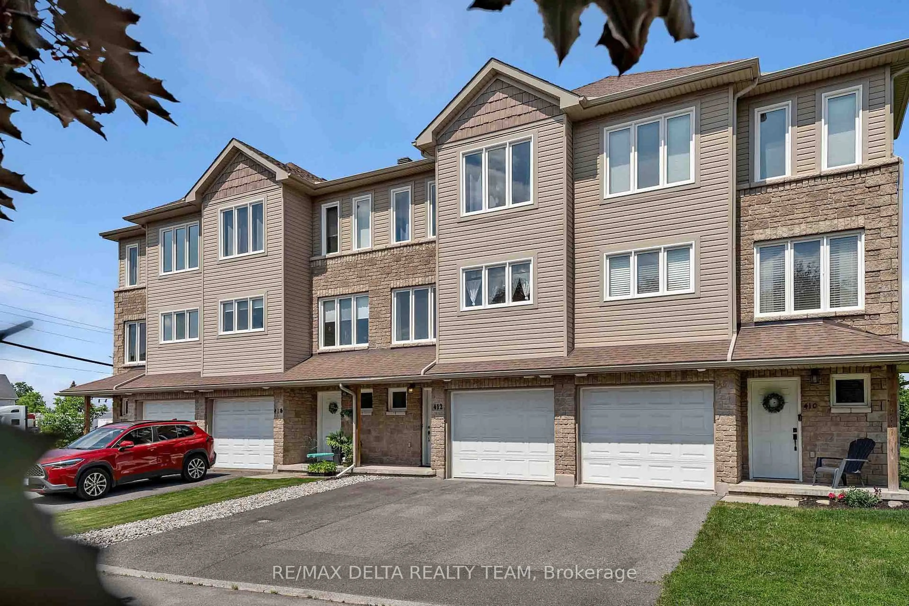 A pic from outside/outdoor area/front of a property/back of a property/a pic from drone, street for 412 VAN BUREN St, North Grenville Ontario K0G 1J0