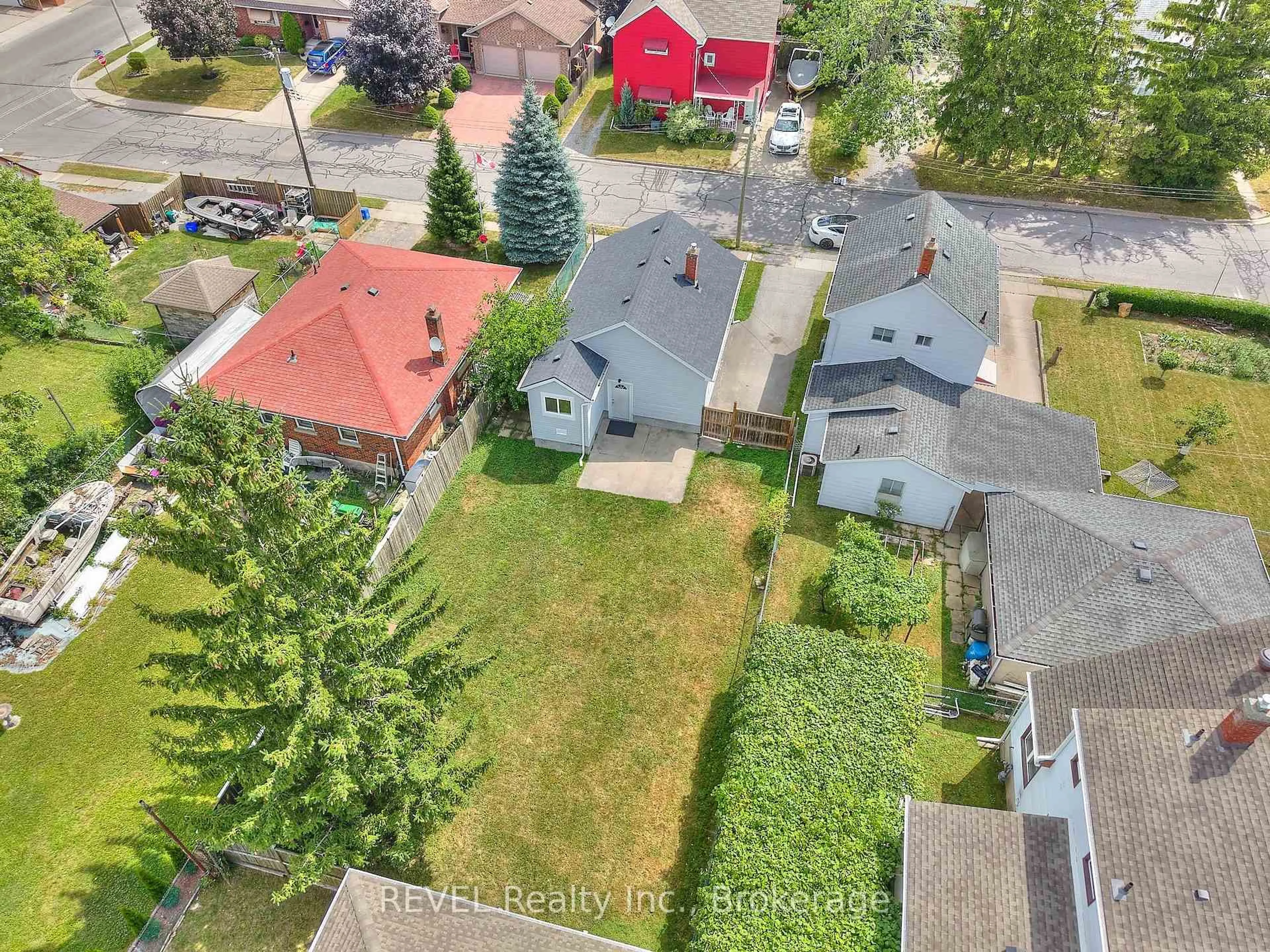 A pic from outside/outdoor area/front of a property/back of a property/a pic from drone, street for 9 Colborne St, Thorold Ontario L2V 3P6