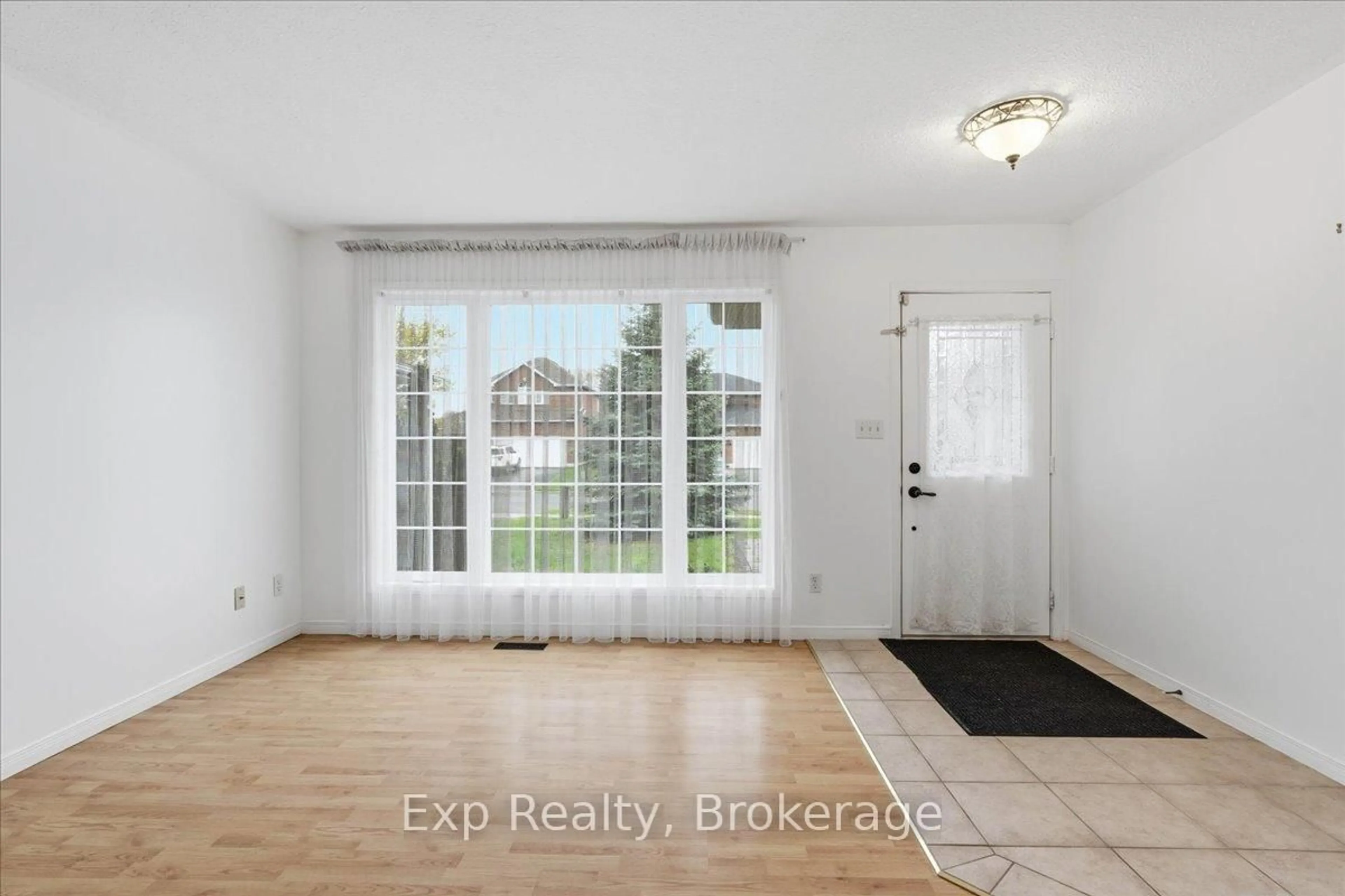 Indoor entryway for 17 Spruce Gdns, Belleville Ontario K8N 5W3