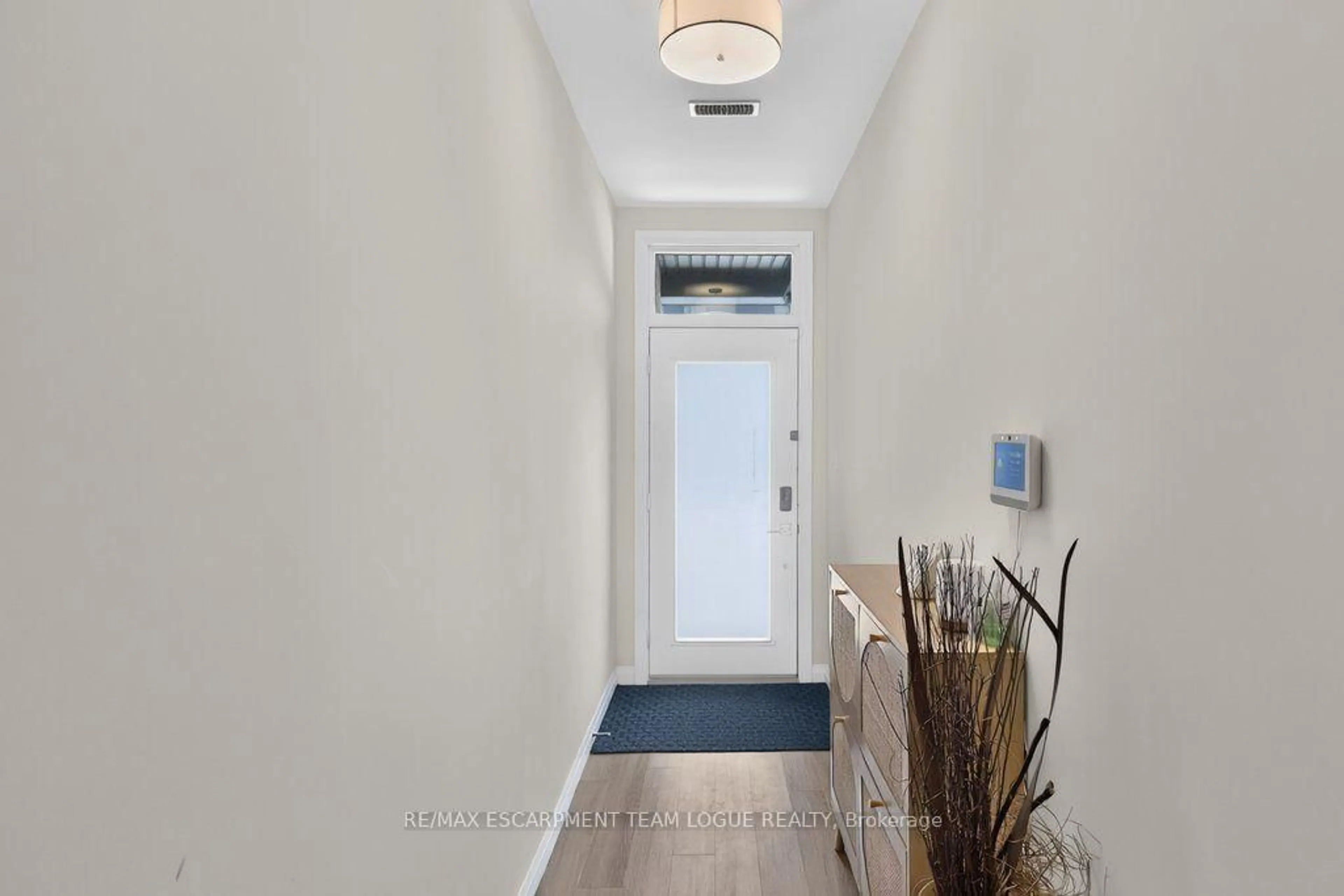 Indoor entryway for 270 Melvin Ave #15, Hamilton Ontario L8H 0B4