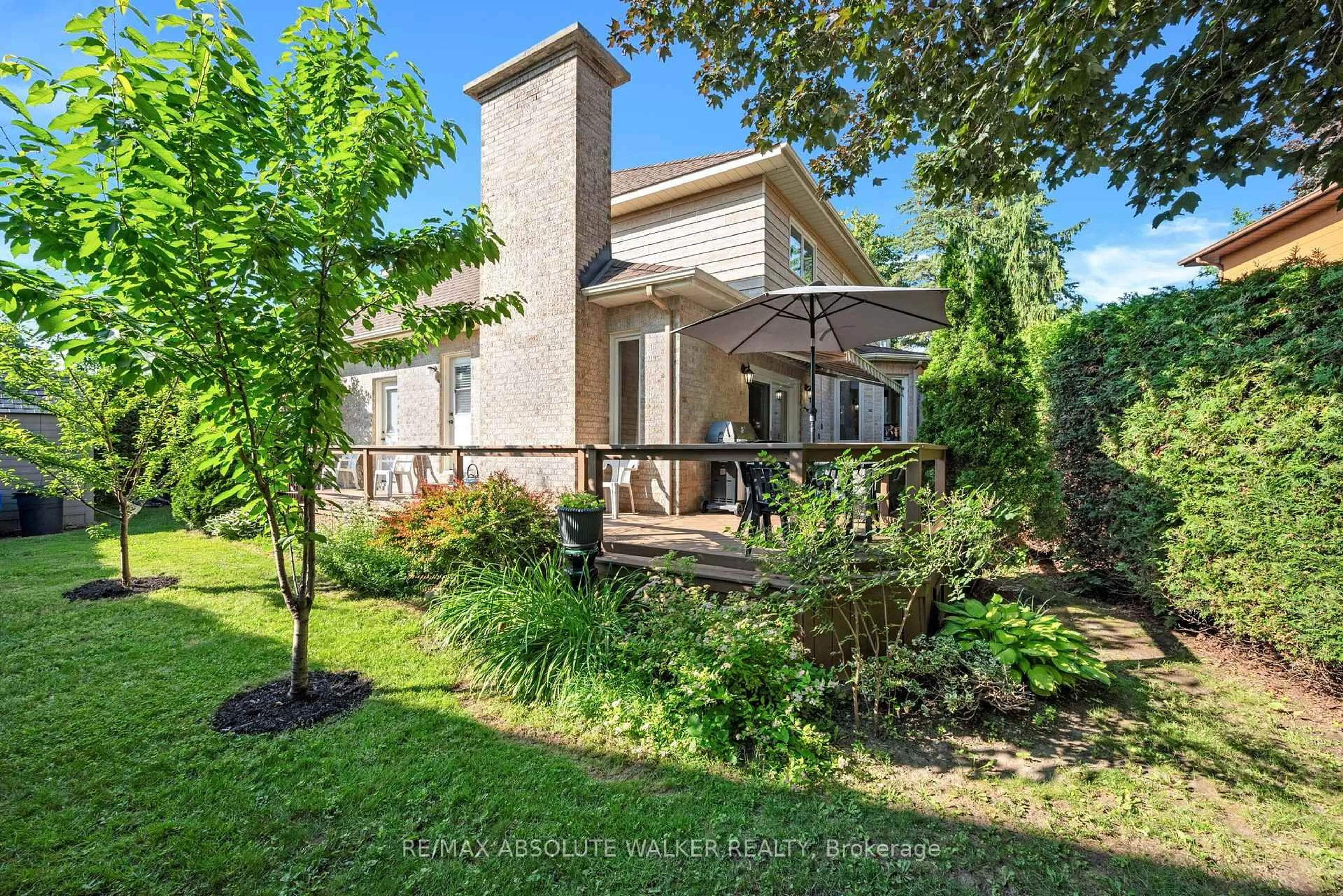 A pic from outside/outdoor area/front of a property/back of a property/a pic from drone, unknown for 30 Elderwood Tr, Ottawa Ontario K2S 1C9
