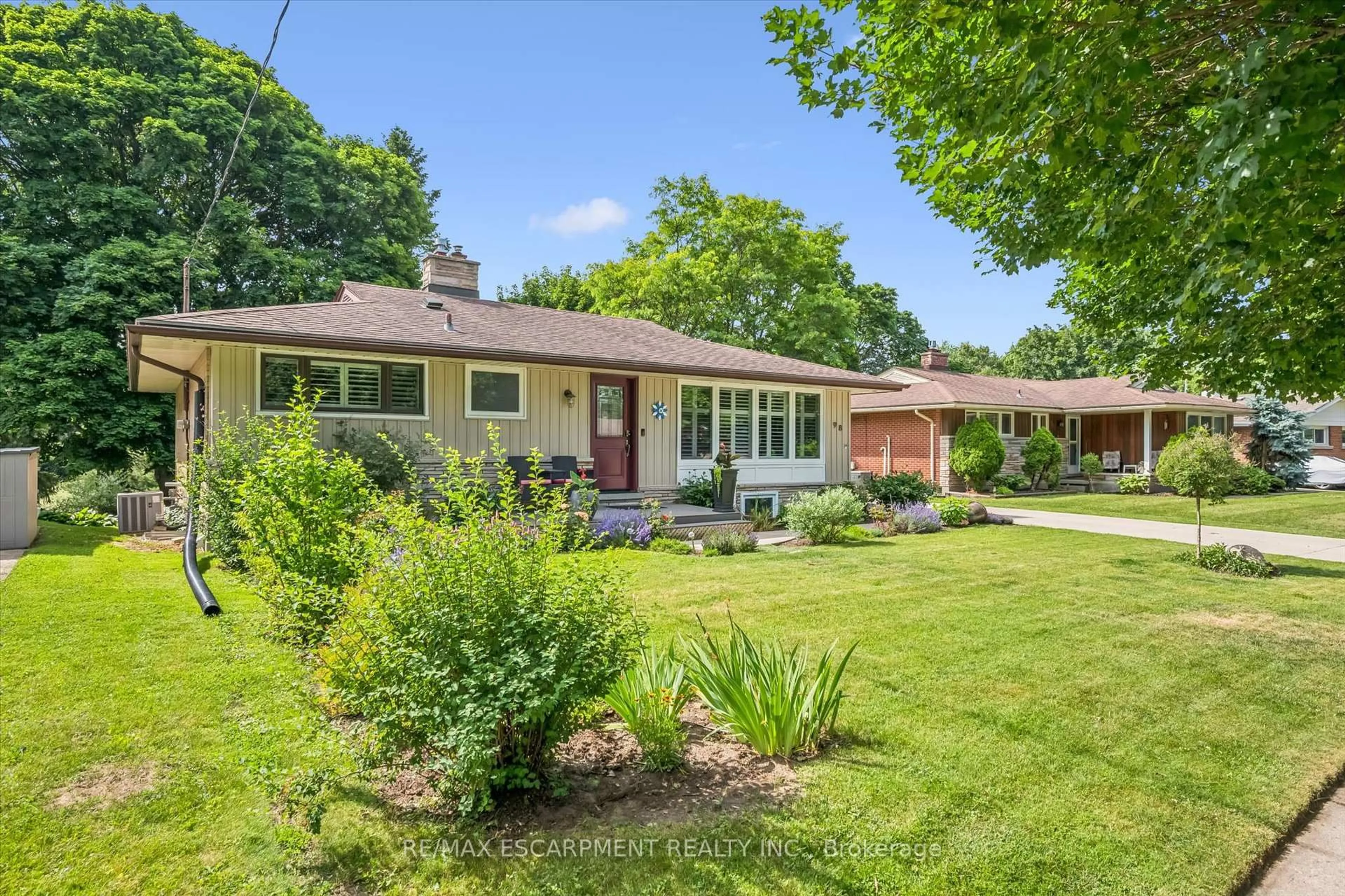 Home with brick exterior material, street for 98 Stonybrook Dr, Kitchener Ontario N2M 4L7