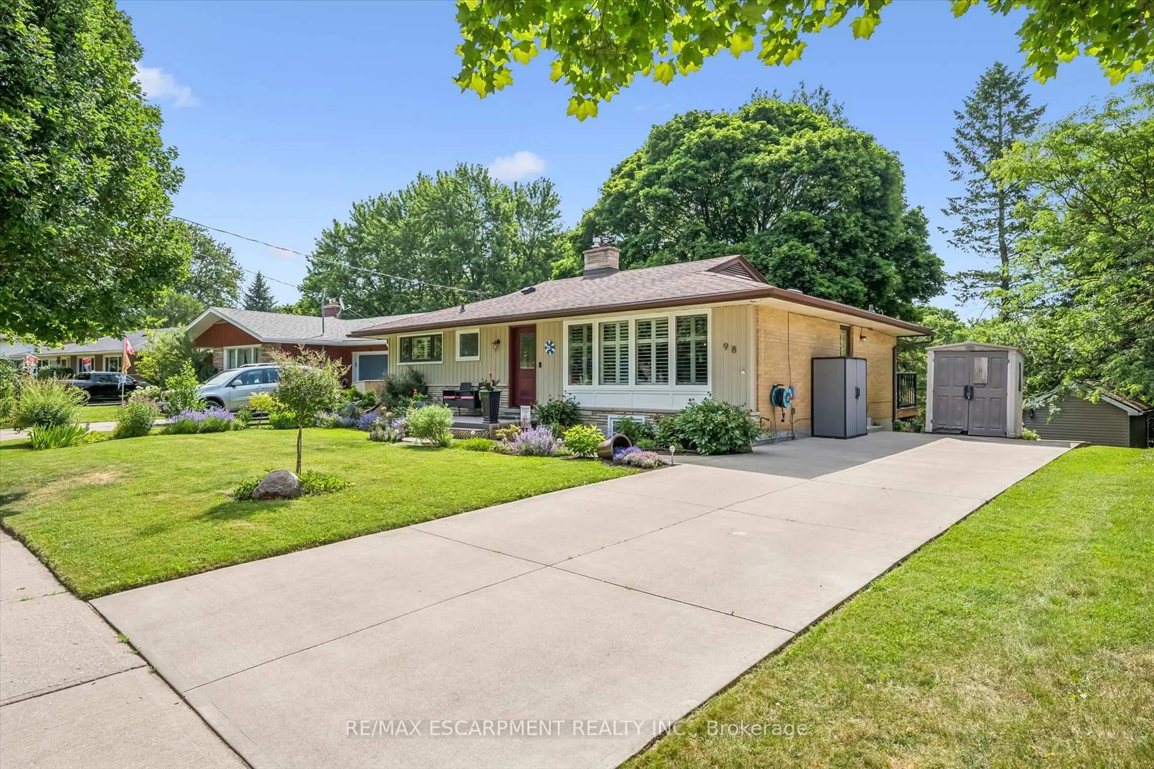 Home with brick exterior material, street for 98 Stonybrook Dr, Kitchener Ontario N2M 4L7