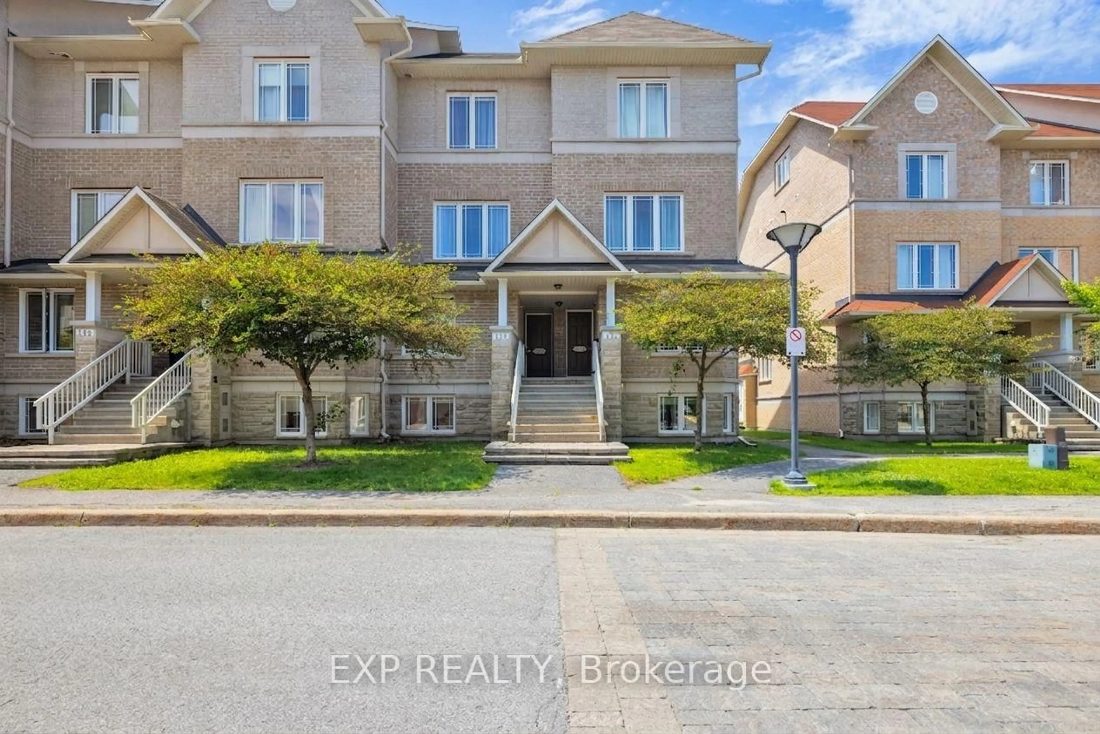 Indoor entryway for 132 PASEO Private, Ottawa Ontario K2G 4N7
