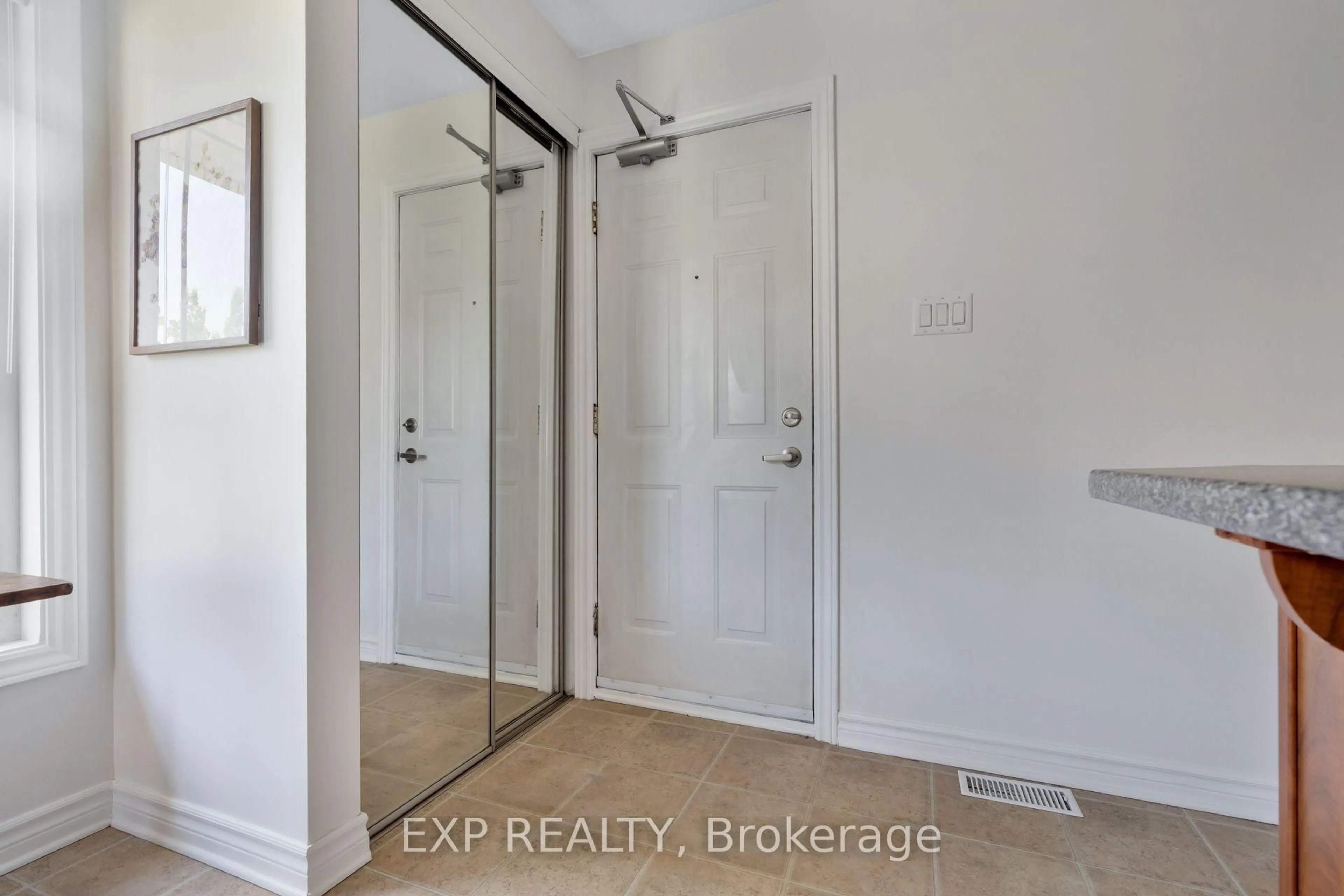 Indoor entryway for 132 PASEO Private, Ottawa Ontario K2G 4N7