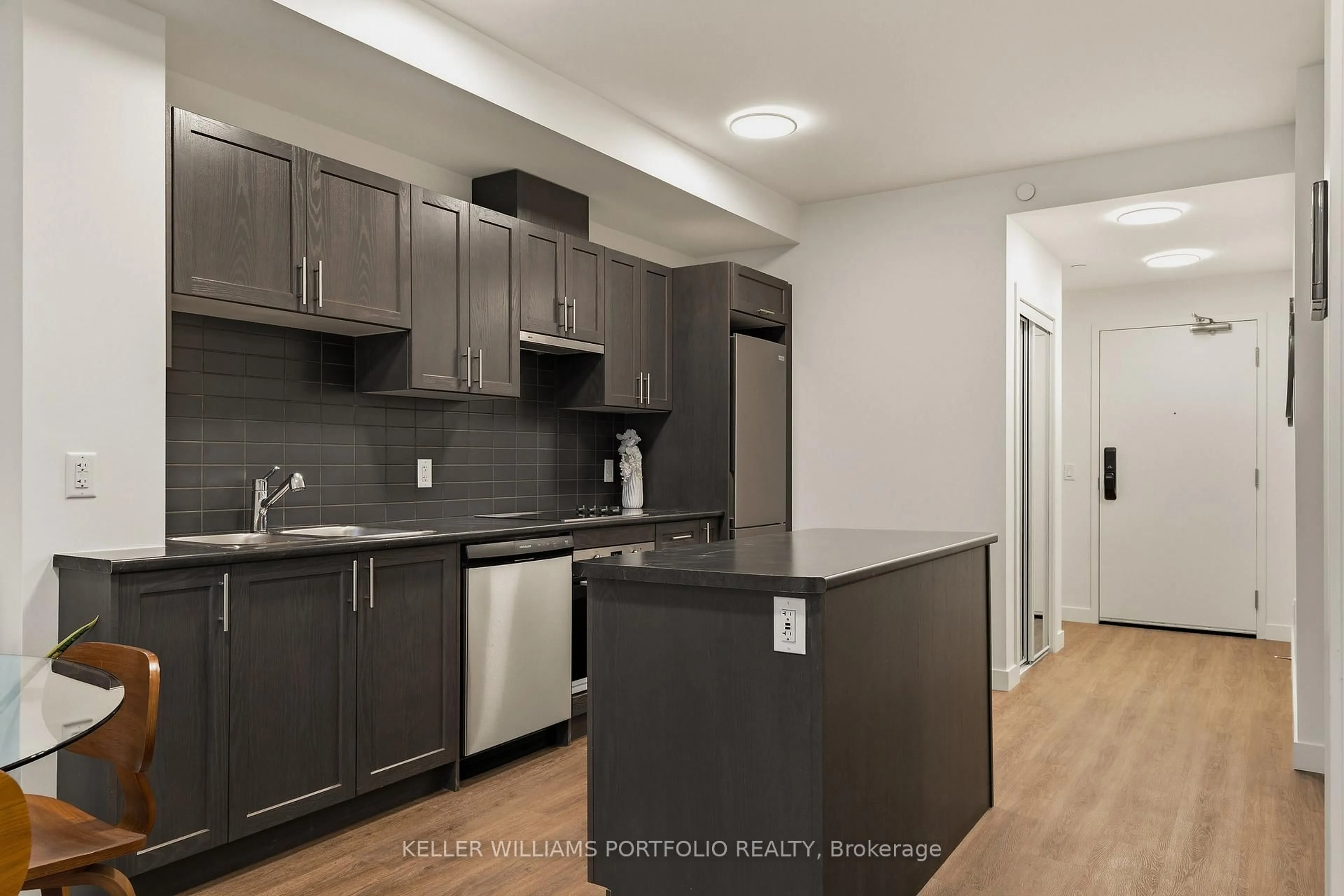 Standard kitchen, unknown for 461 Green Rd #1019, Hamilton Ontario L8E 5B4