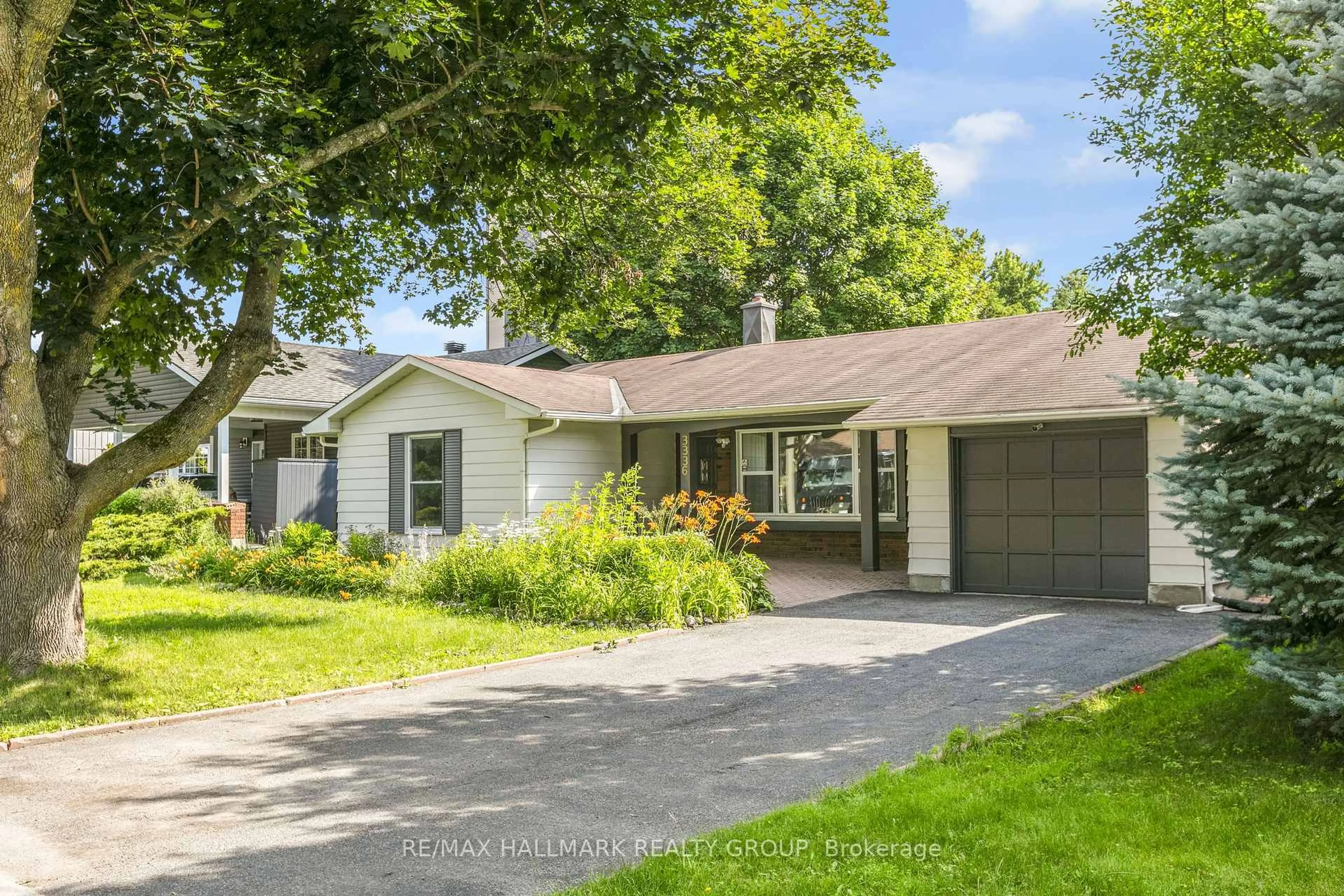 Home with vinyl exterior material, street for 3336 Kodiak St, Ottawa Ontario K1V 7S8