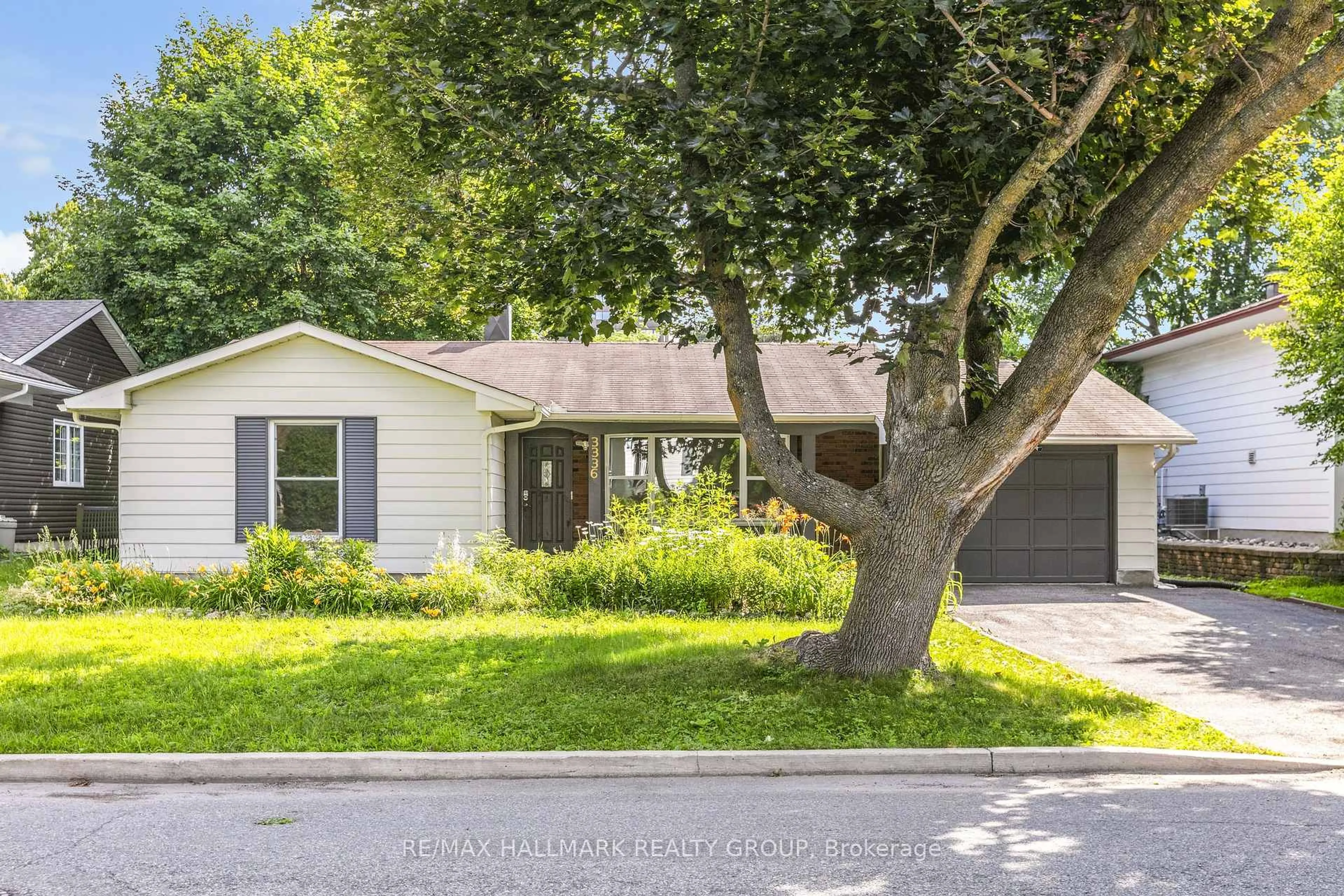 Home with vinyl exterior material, street for 3336 Kodiak St, Ottawa Ontario K1V 7S8