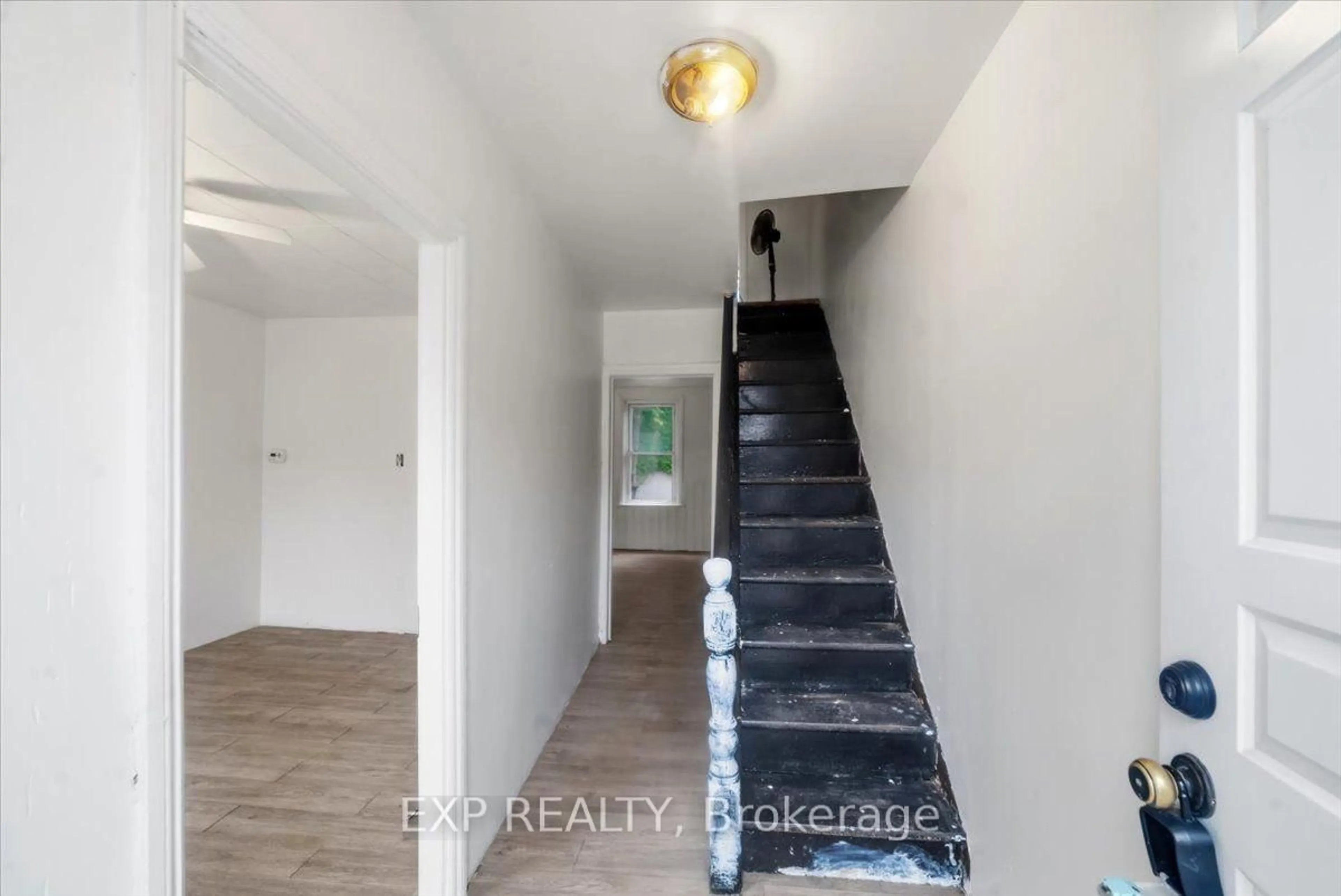 Indoor entryway for 25 Albemarle St, Hamilton Ontario L8L 7G5