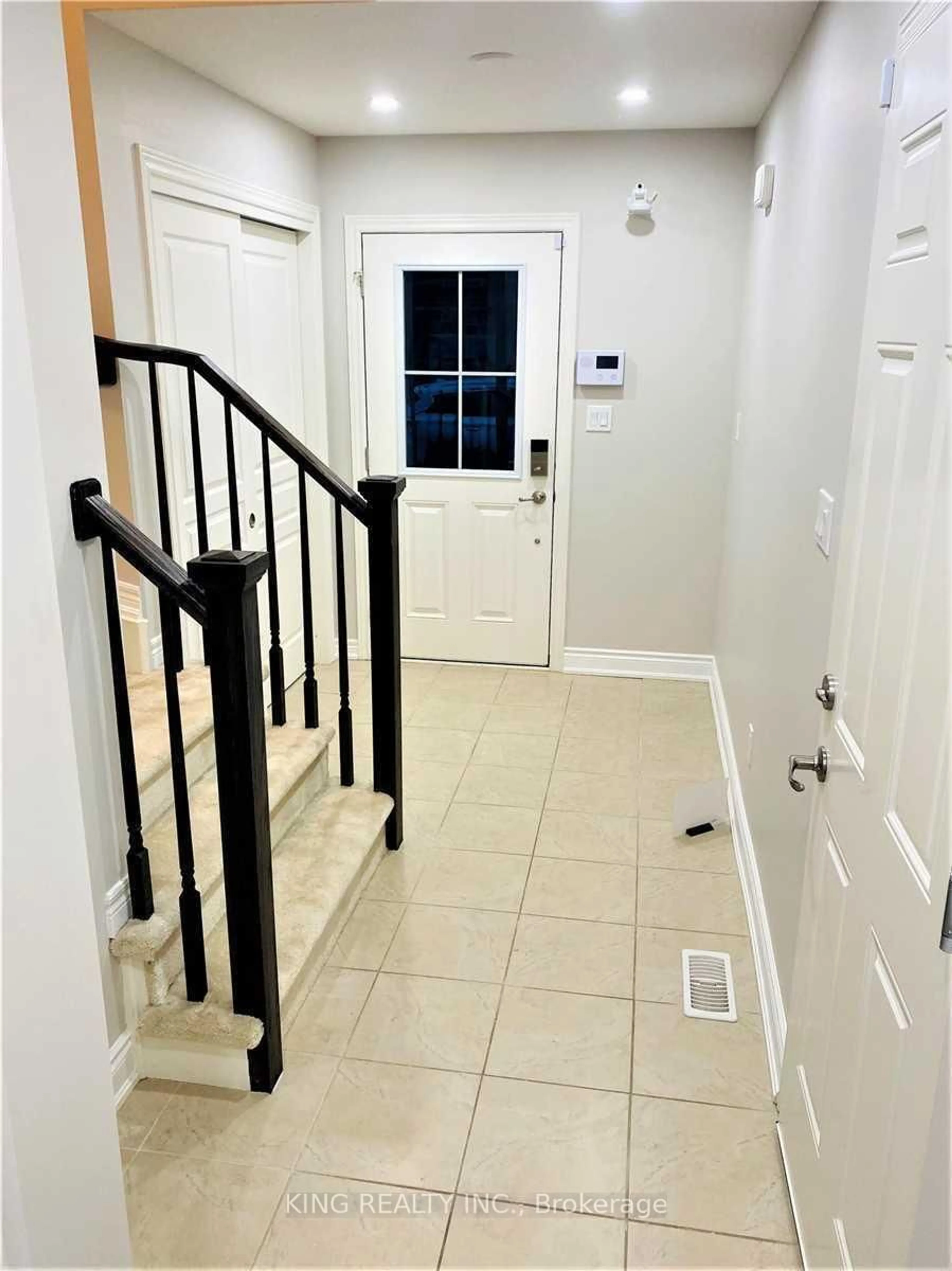Indoor entryway for 285 Silverwood Ave, Welland Ontario L3C 0B7