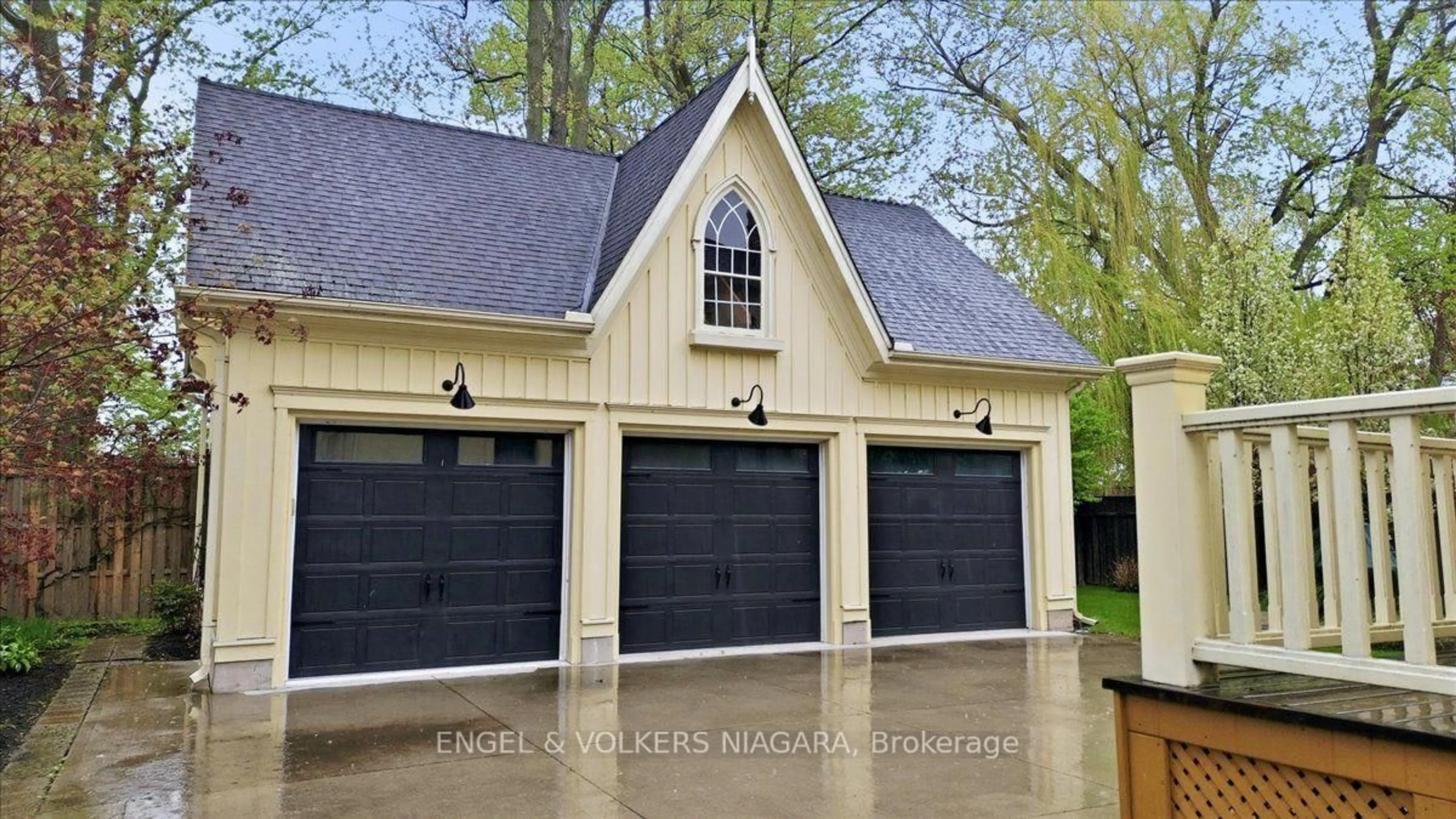 Indoor garage for 14650 Niagara Pkwy, Niagara-on-the-Lake Ontario L0S 1J0
