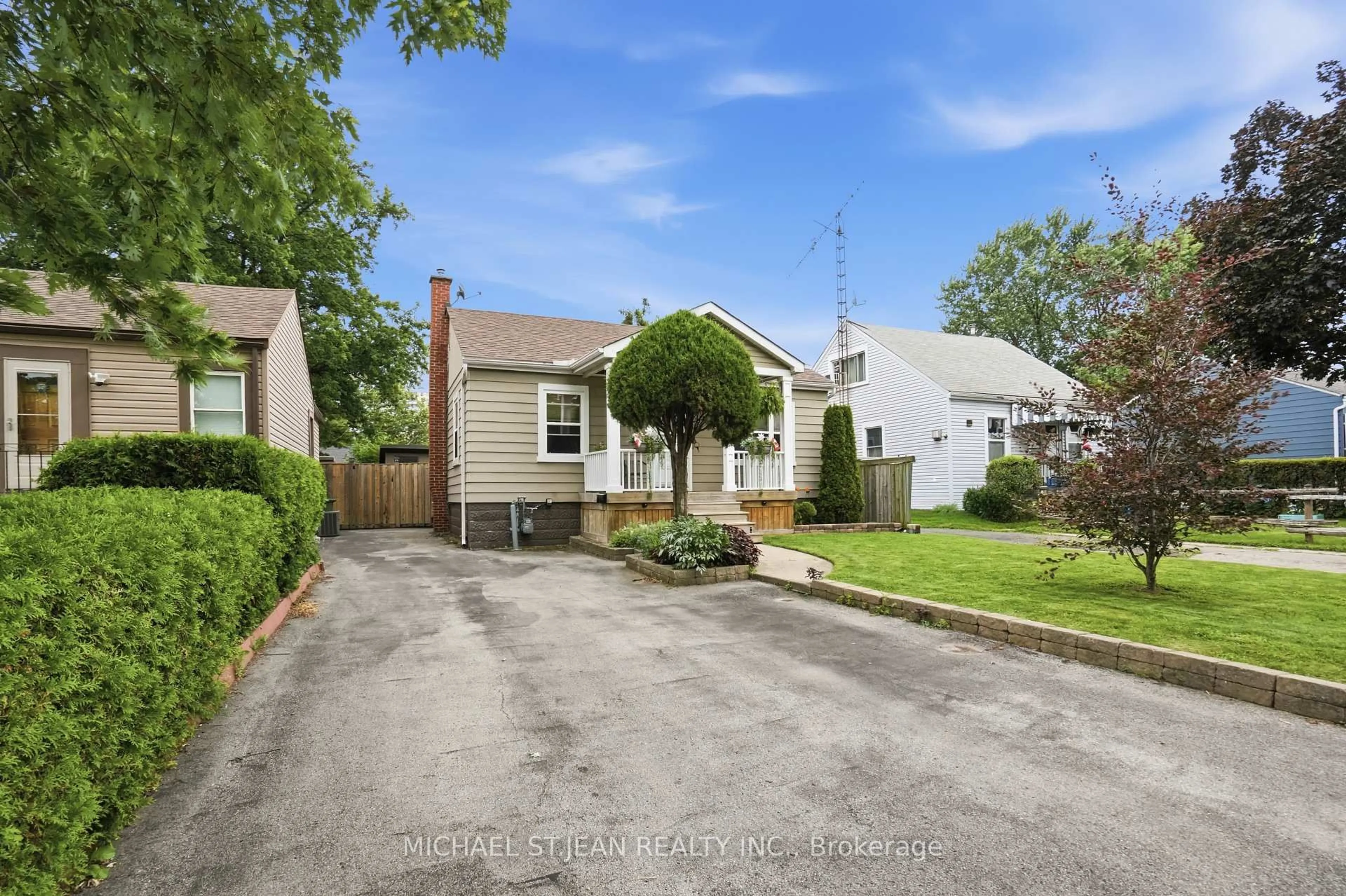 A pic from outside/outdoor area/front of a property/back of a property/a pic from drone, street for 272 Adeline Ave, Hamilton Ontario L8H 5V3