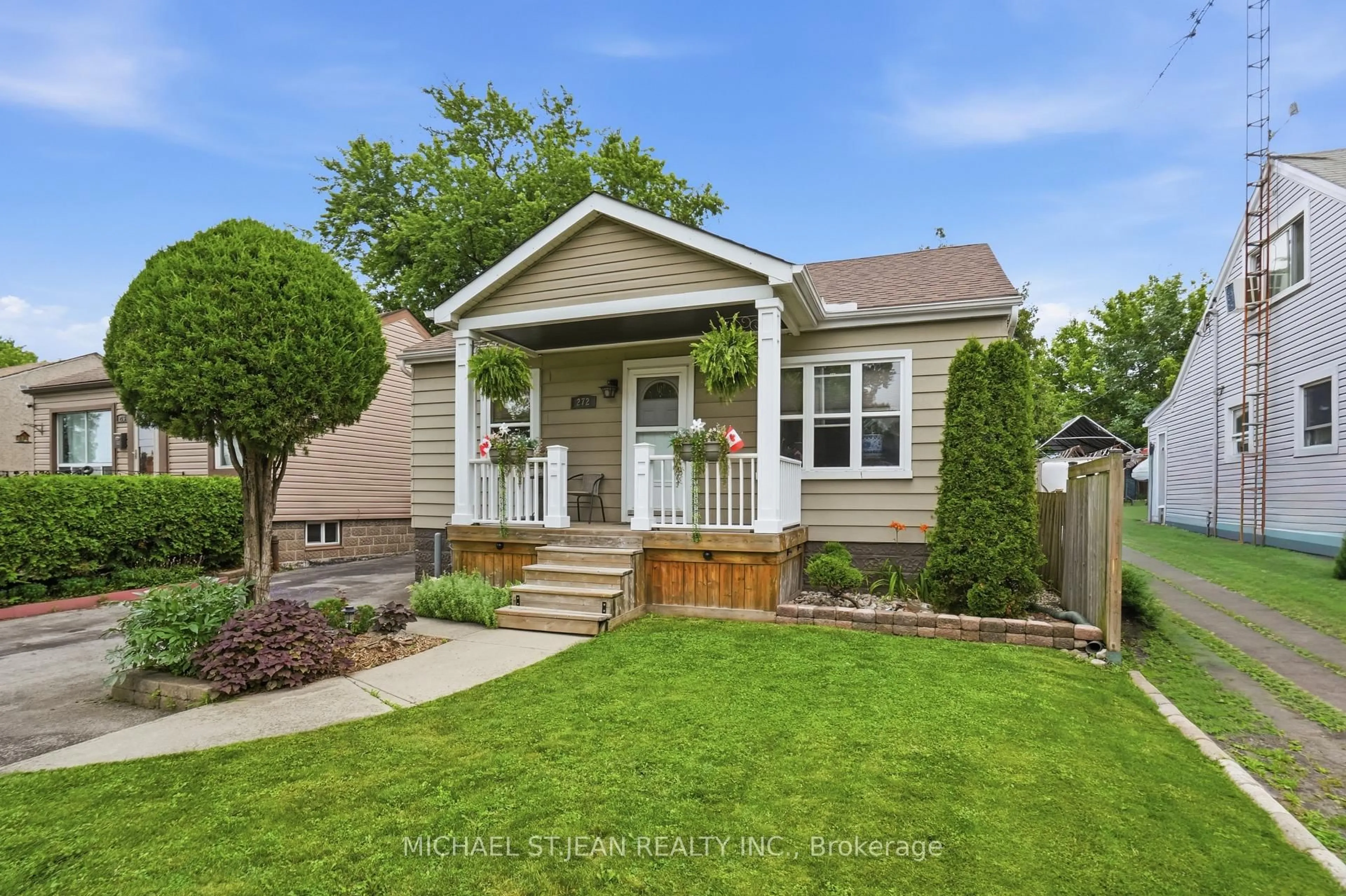 Home with vinyl exterior material, street for 272 Adeline Ave, Hamilton Ontario L8H 5V3