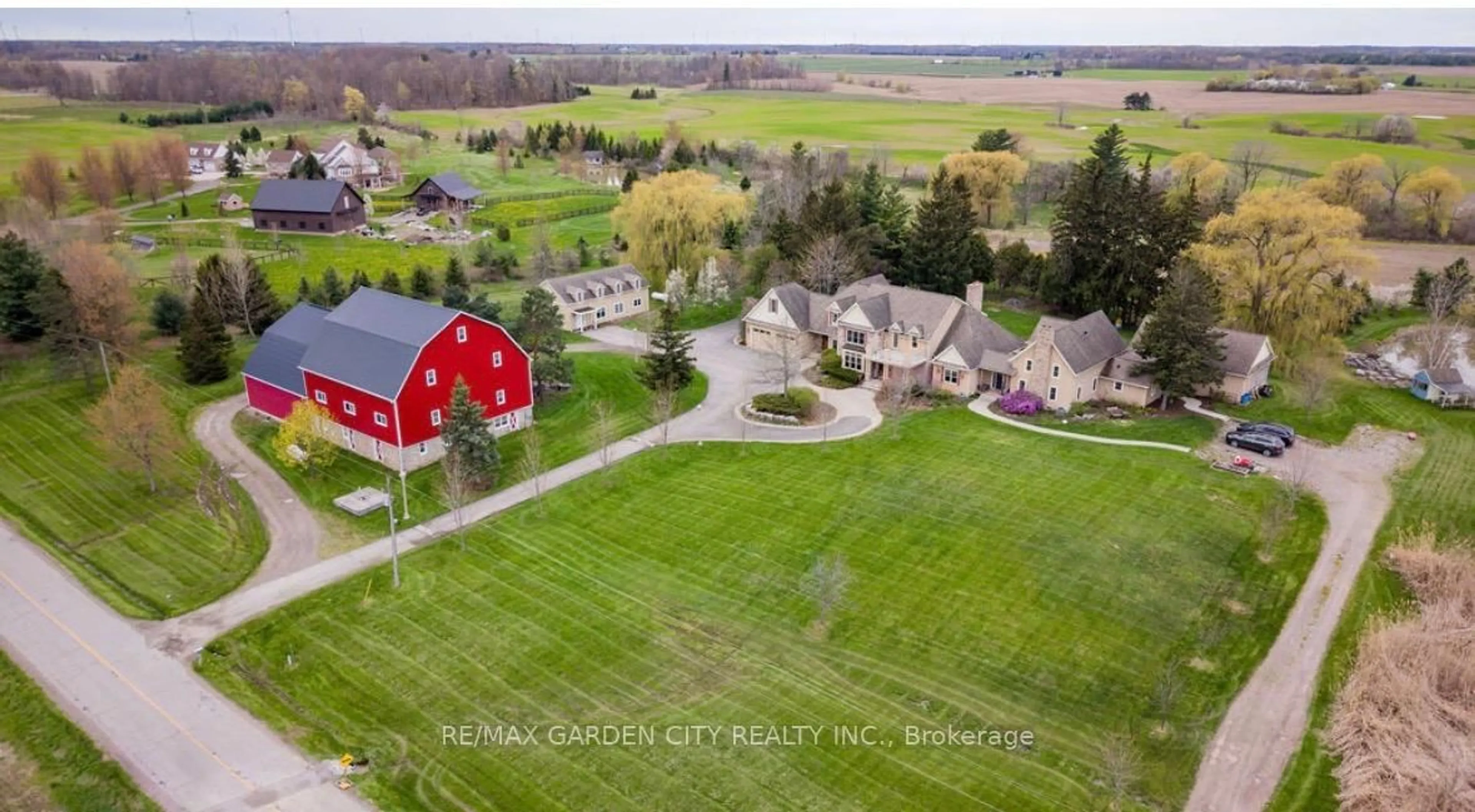 A pic from outside/outdoor area/front of a property/back of a property/a pic from drone, unknown for 3248 21st St, Lincoln Ontario L0R 1S0