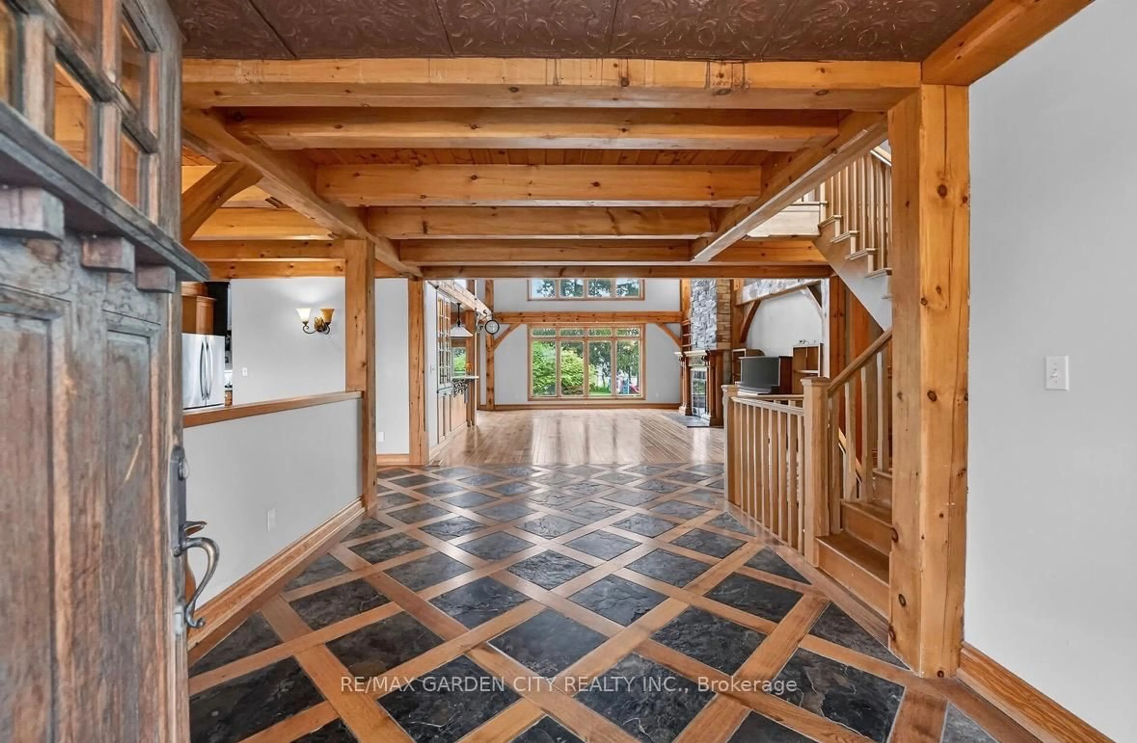 Indoor foyer for 3248 21st St, Lincoln Ontario L0R 1S0