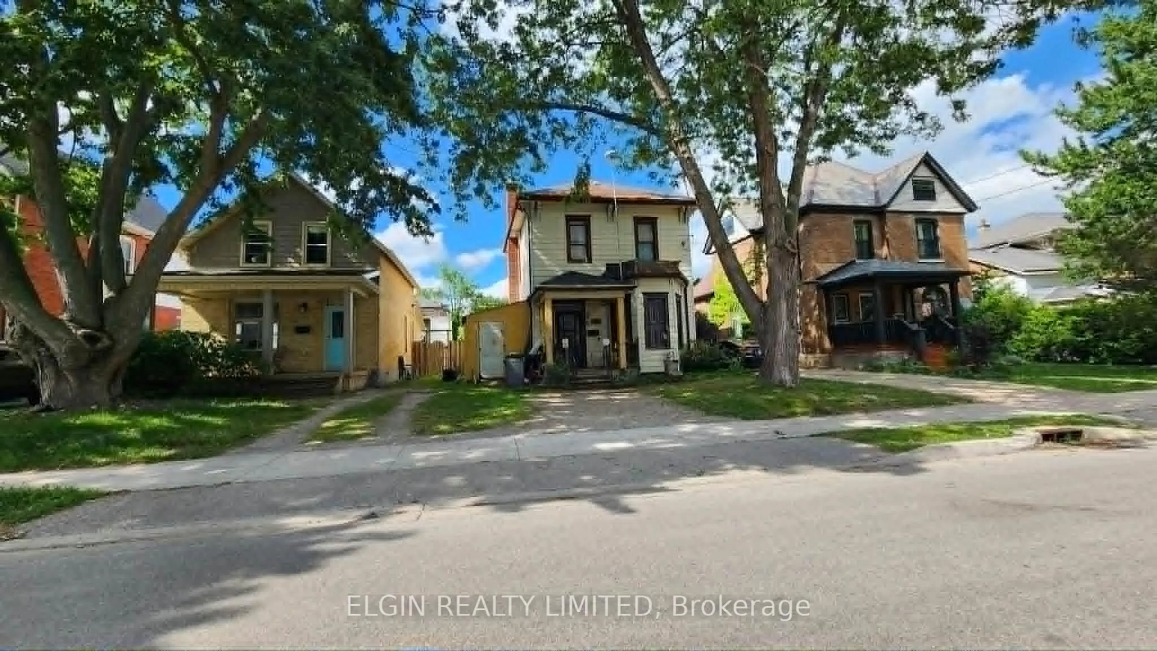 A pic from outside/outdoor area/front of a property/back of a property/a pic from drone, street for 107 Gladstone Ave, St. Thomas Ontario N5R 2L9