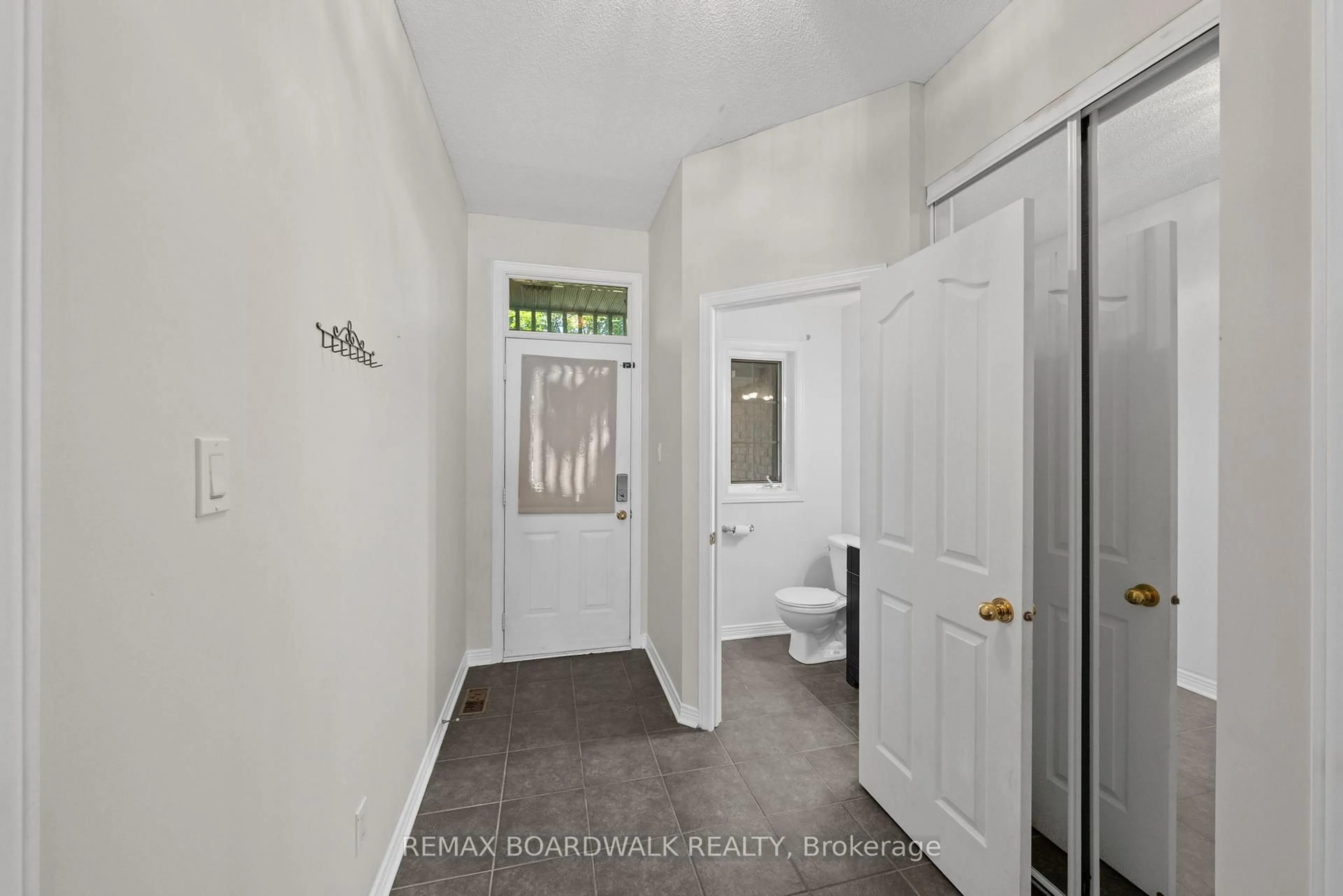 Indoor entryway for 50 Gray Cres, Ottawa Ontario K2K 3L2