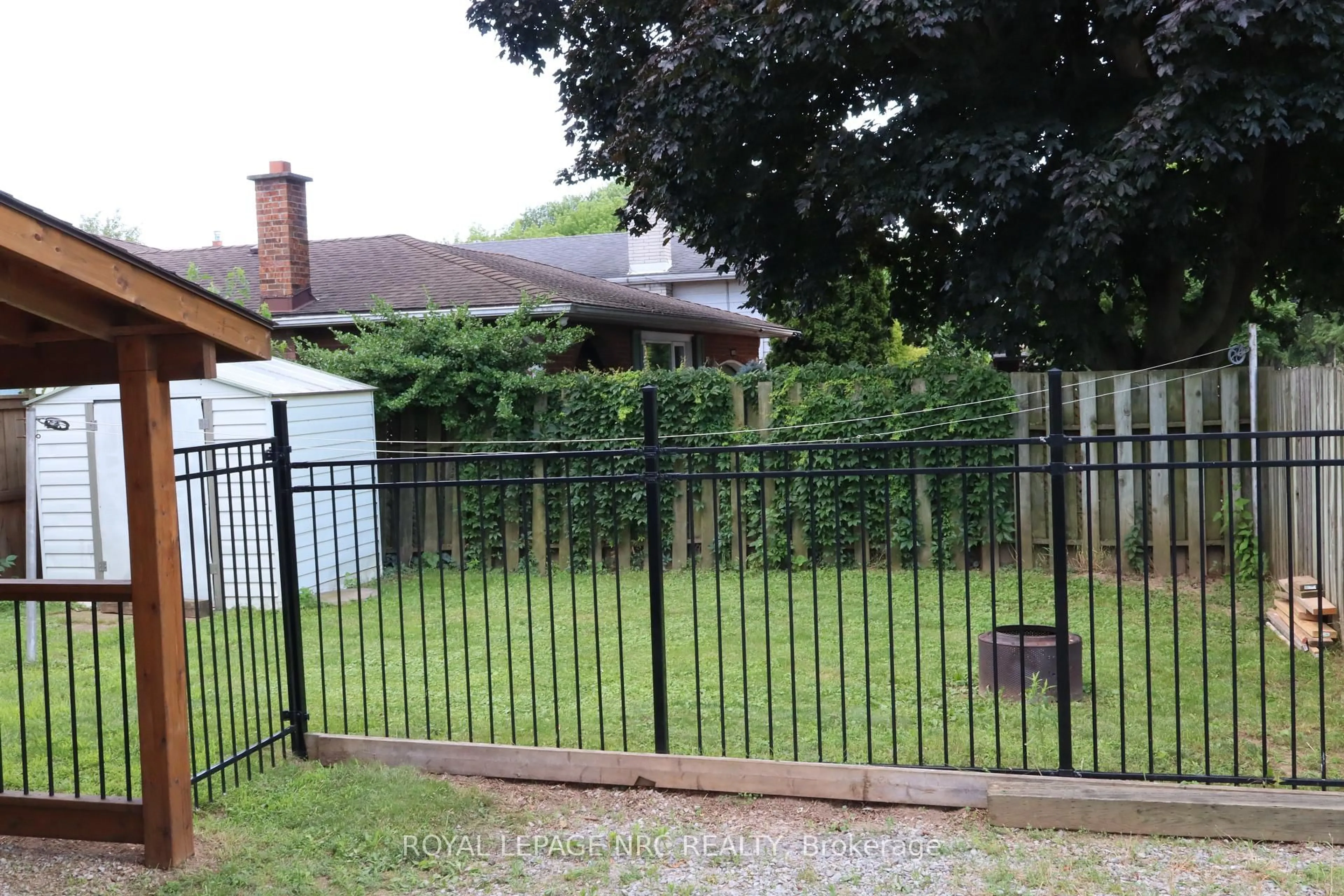 A pic from outside/outdoor area/front of a property/back of a property/a pic from drone, street for 6694 Cropp St, Niagara Falls Ontario L2E 7B3