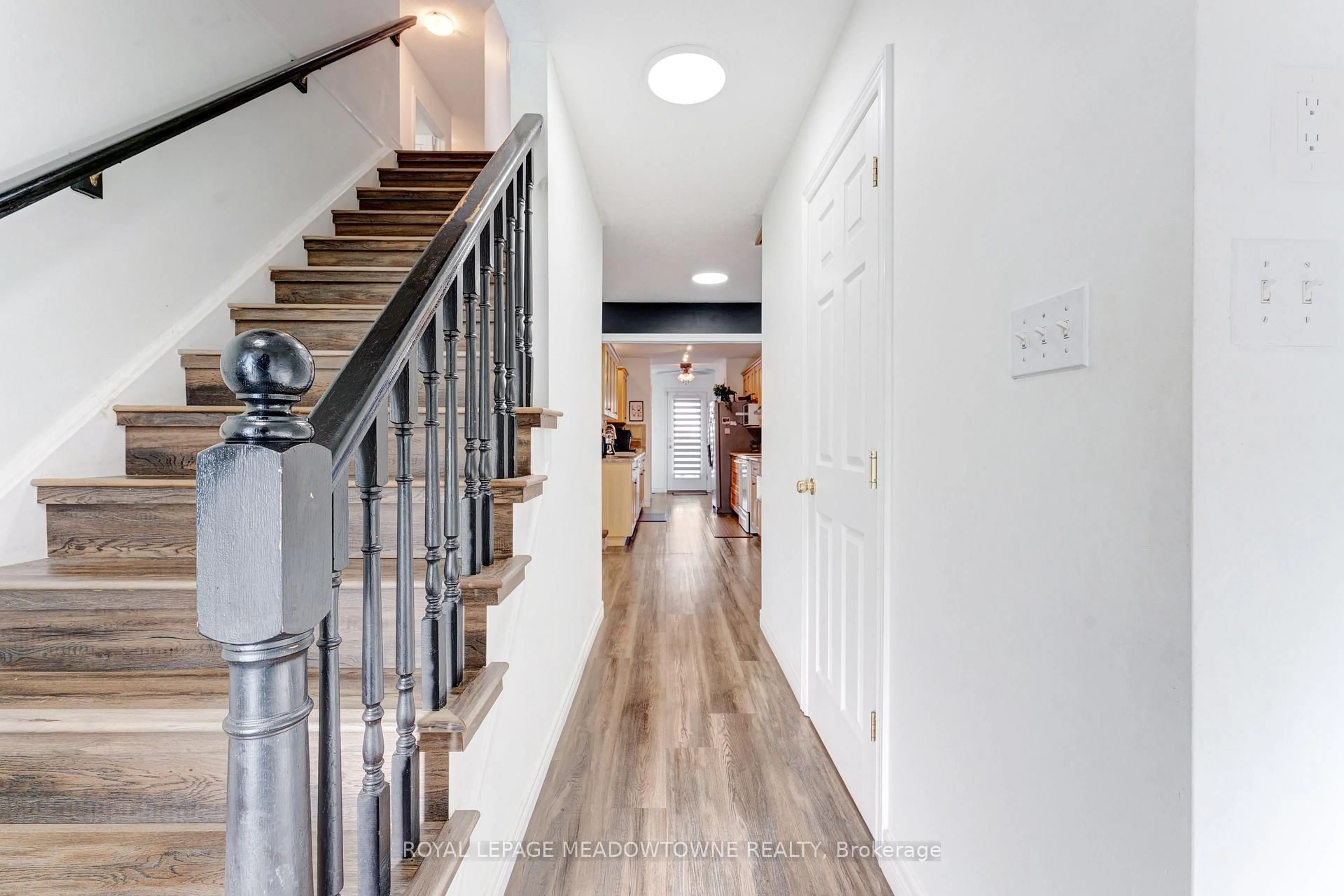 Indoor entryway for 71 Mcfarlane Dr, Cambridge Ontario N3C 4L7