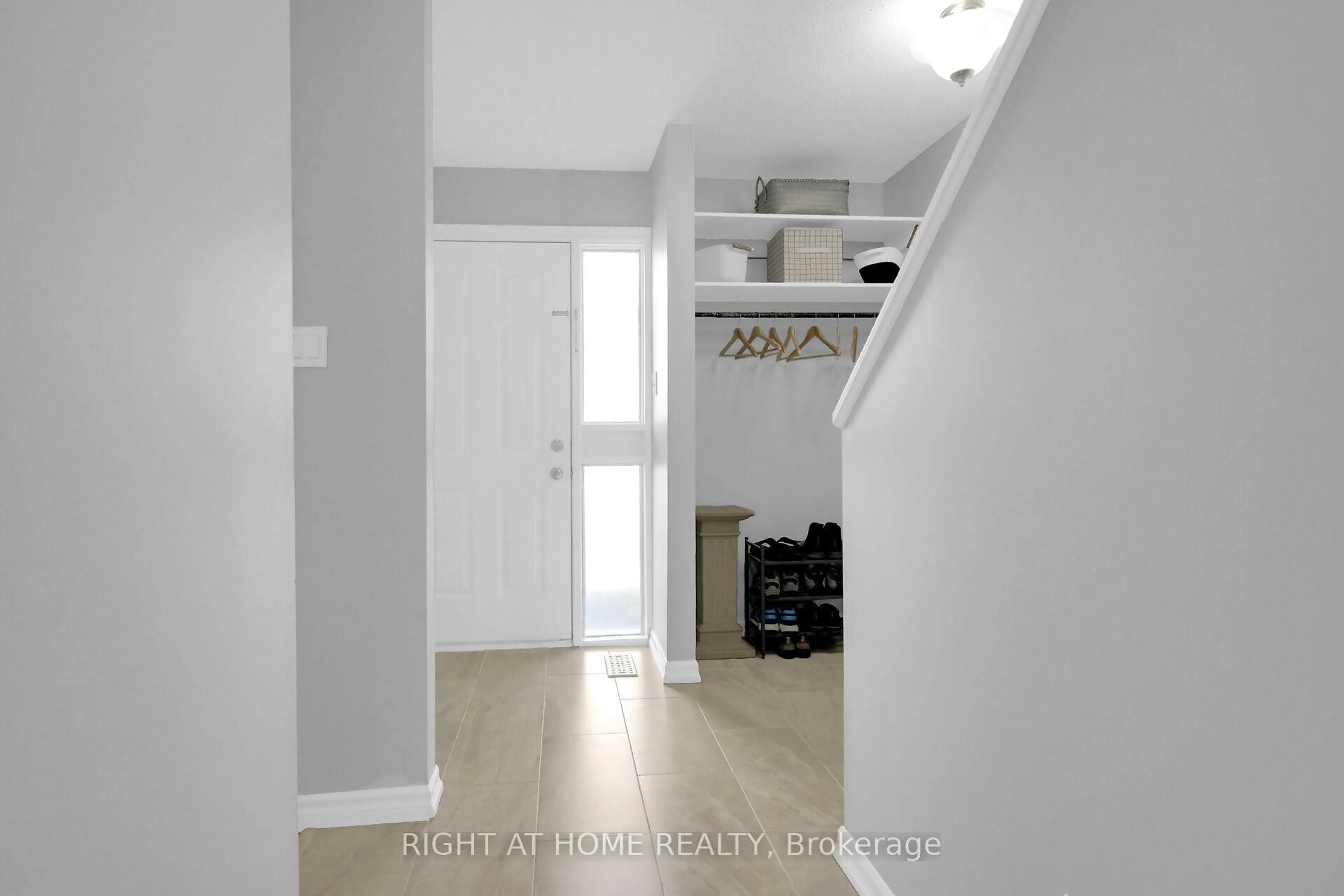 Indoor foyer for 3516 Aladdin Lane #16, Ottawa Ontario K1T 1E2