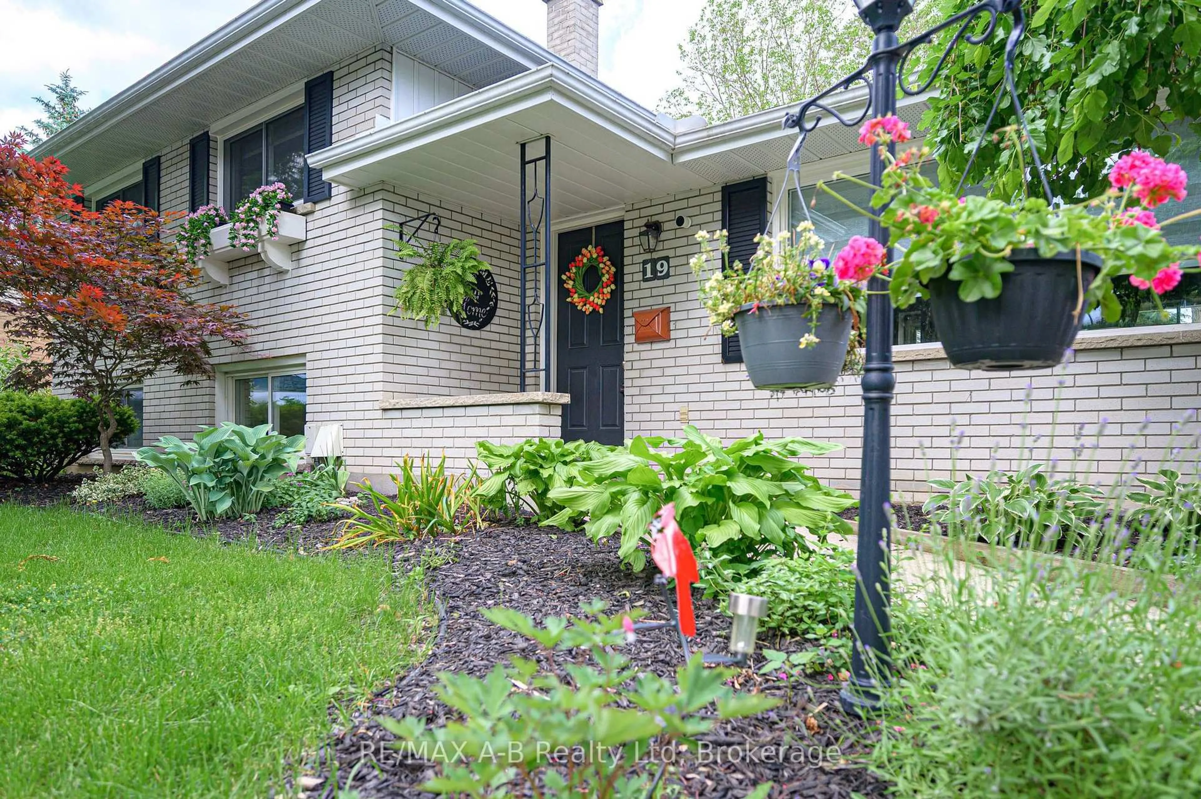 Home with brick exterior material, street for 19 Linton Pl, Kitchener Ontario N2B 2K1