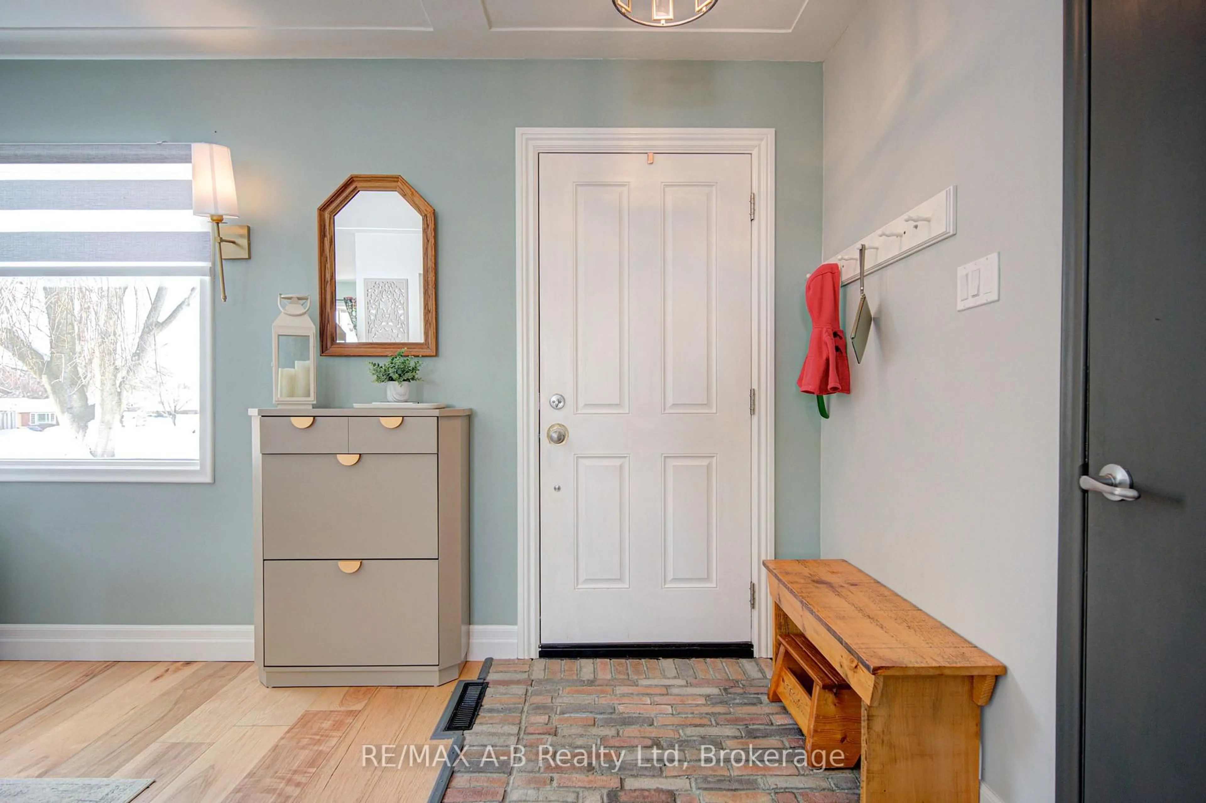 Indoor entryway for 19 Linton Pl, Kitchener Ontario N2B 2K1