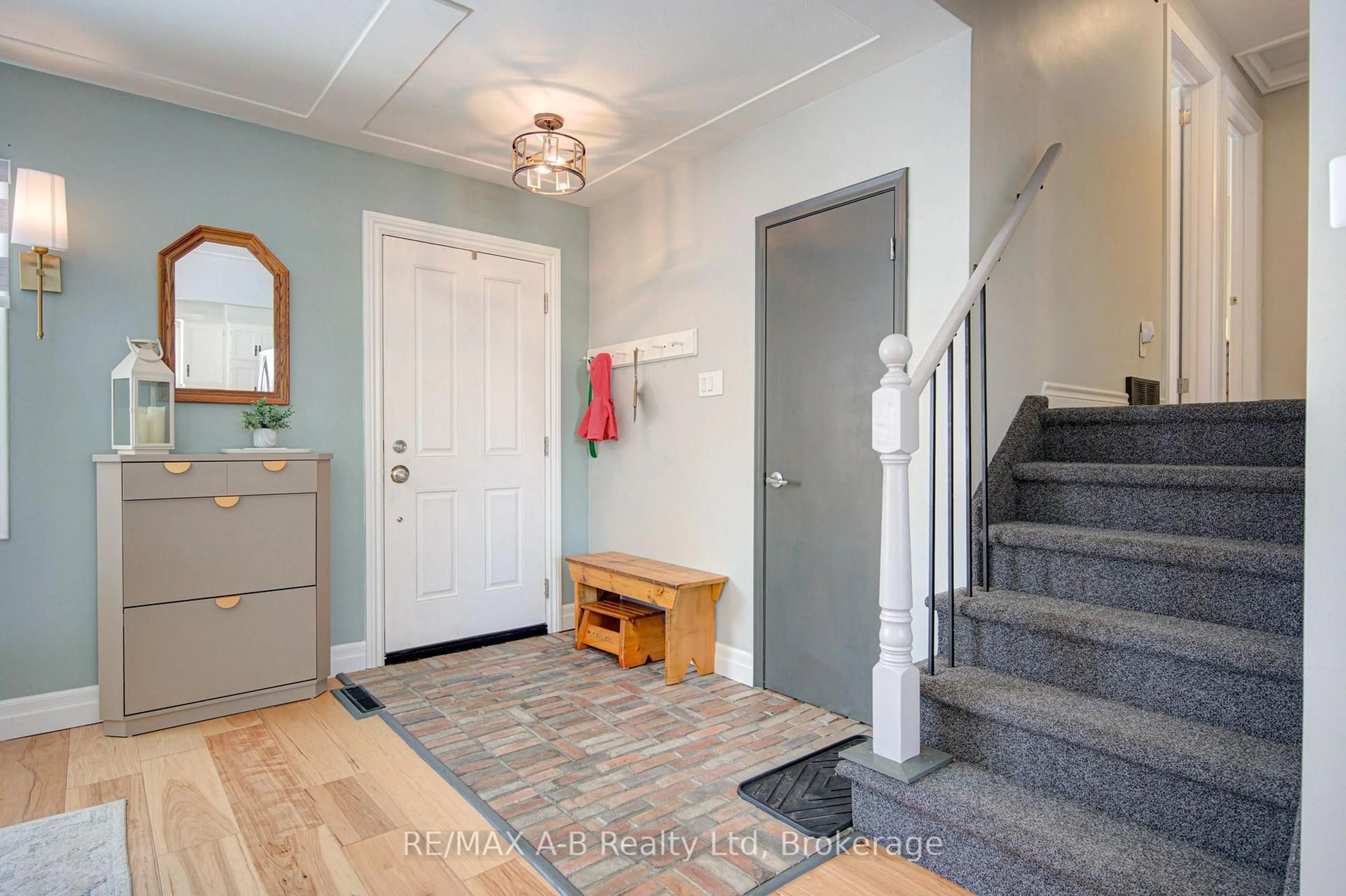 Indoor entryway for 19 Linton Pl, Kitchener Ontario N2B 2K1