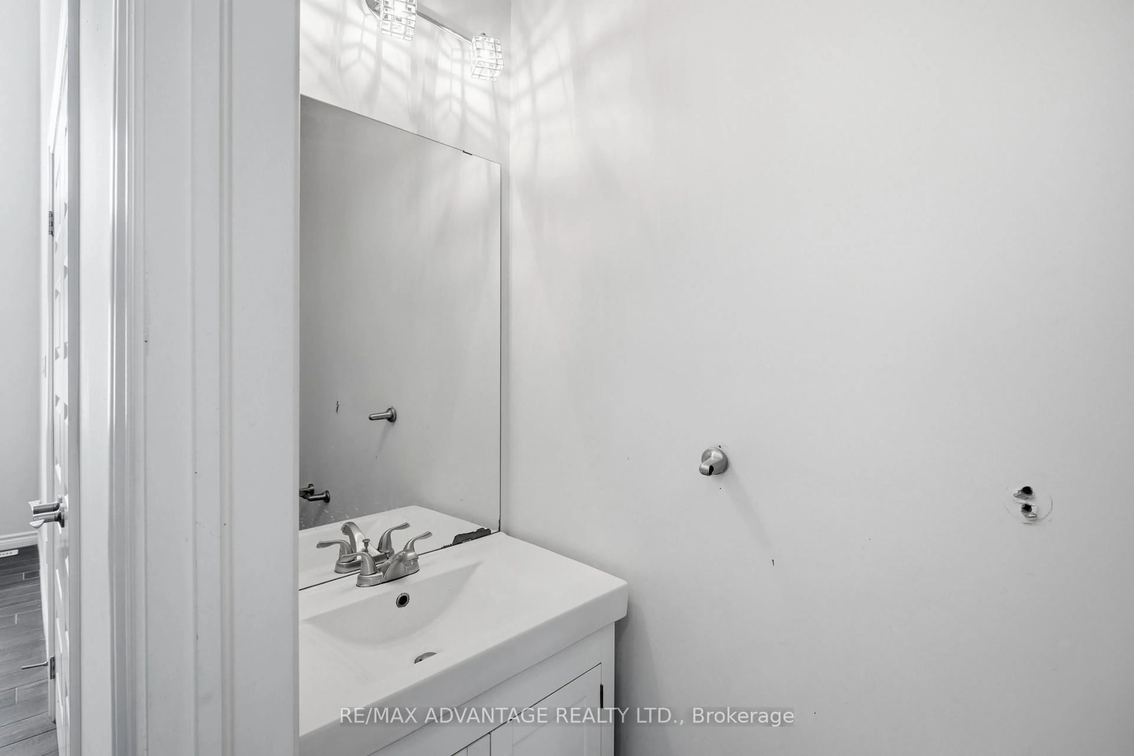 Standard bathroom, floor is not visible for 3091 Tokala Tr, London North Ontario N6G 0S7