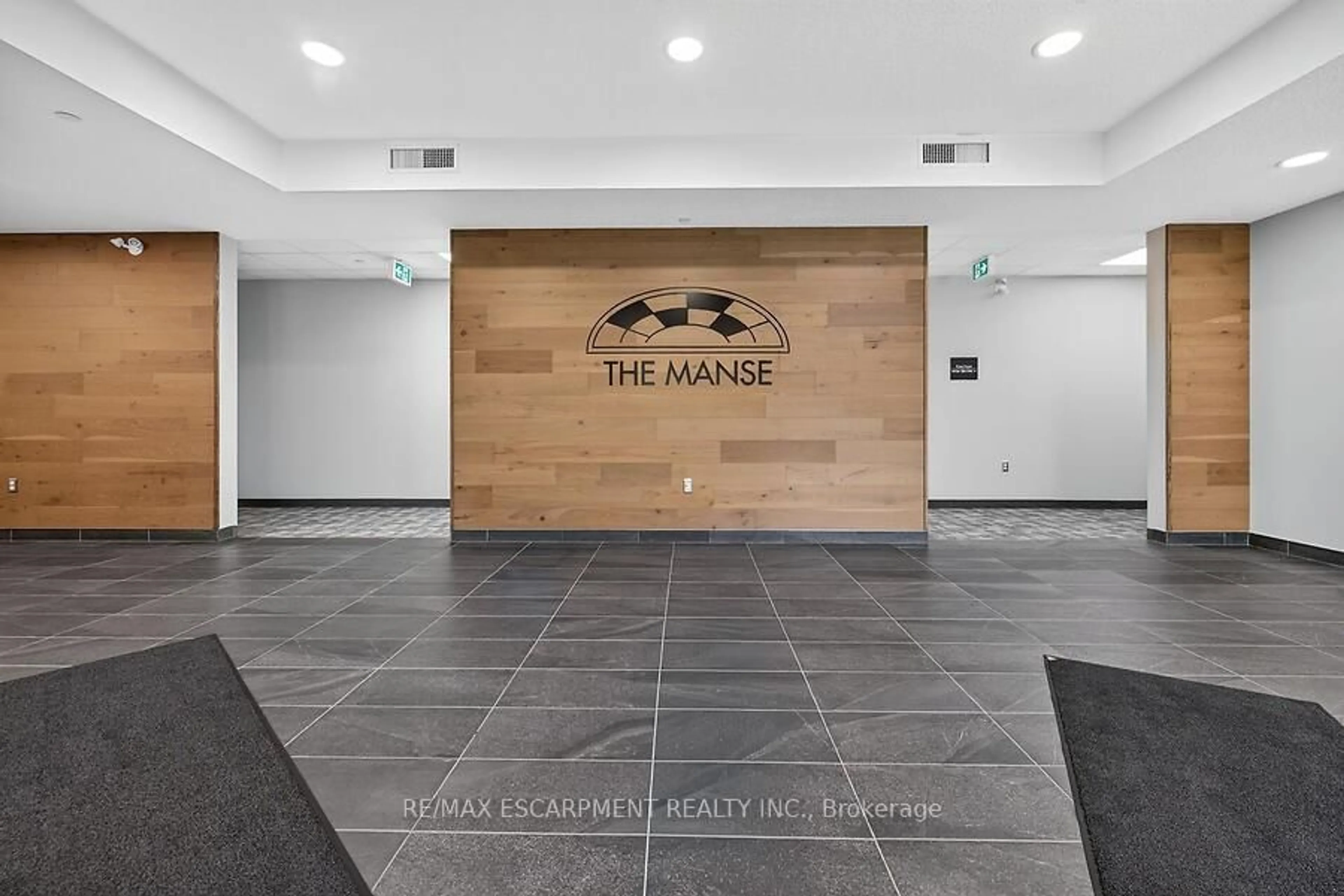 Indoor foyer for 2605 Binbrook Rd #208, Hamilton Ontario L0R 1C0