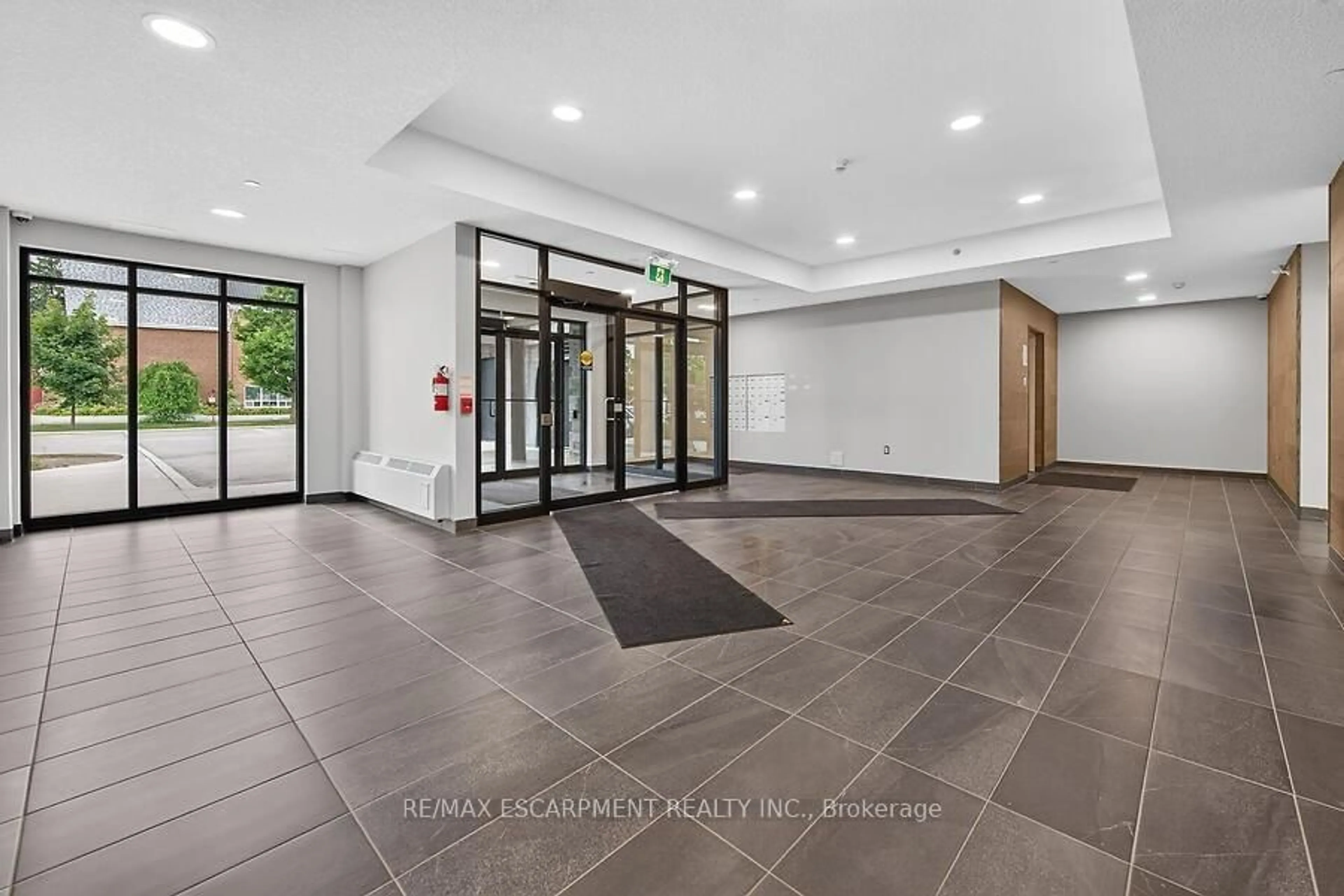 Indoor foyer for 2605 Binbrook Rd #208, Hamilton Ontario L0R 1C0