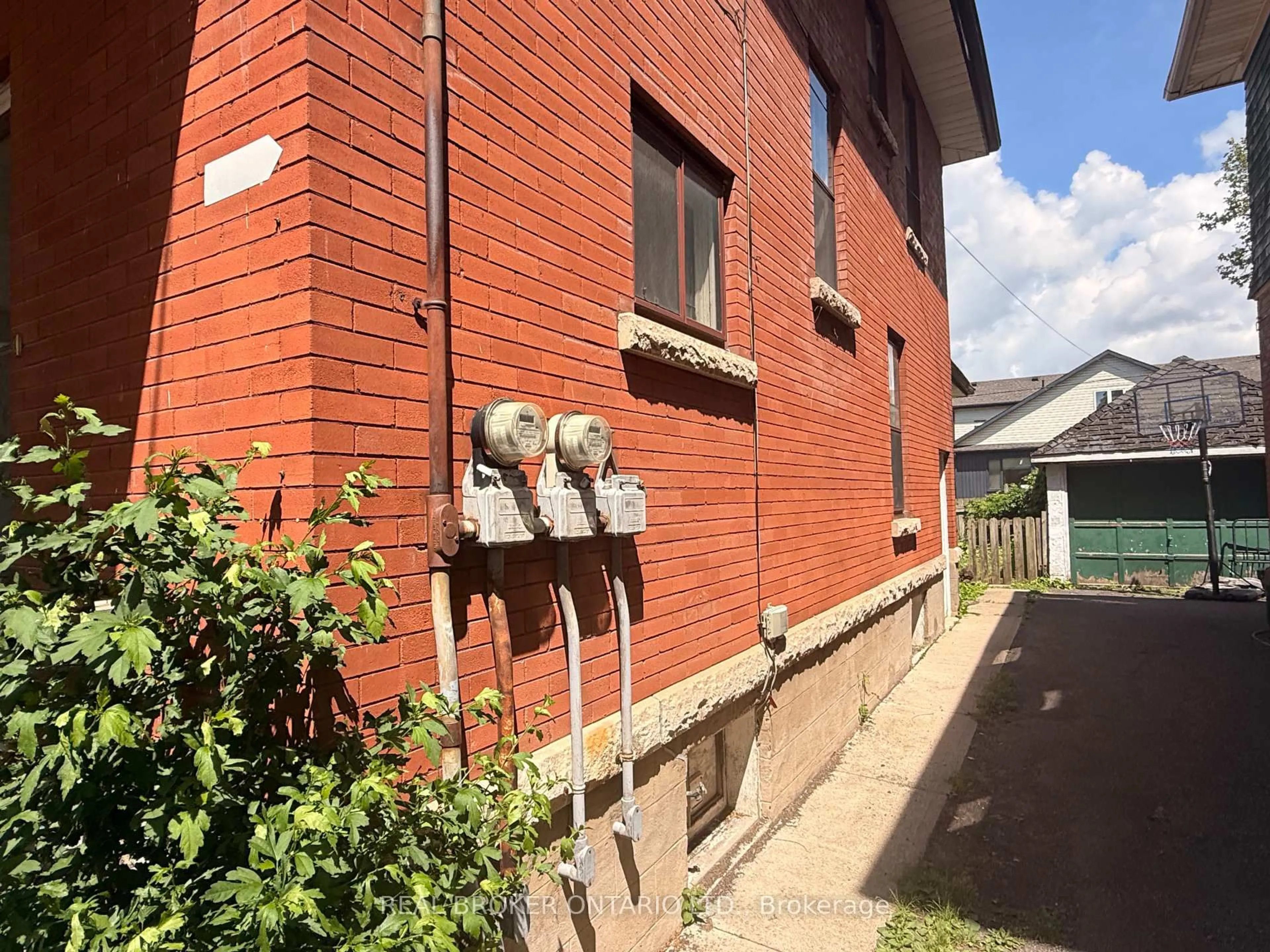 Home with brick exterior material, building for 28 Grove St, Welland Ontario L3B 4B4